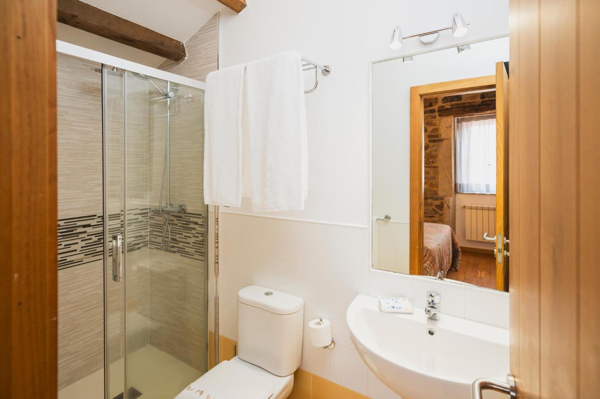 Deluxe Room - Photo 11