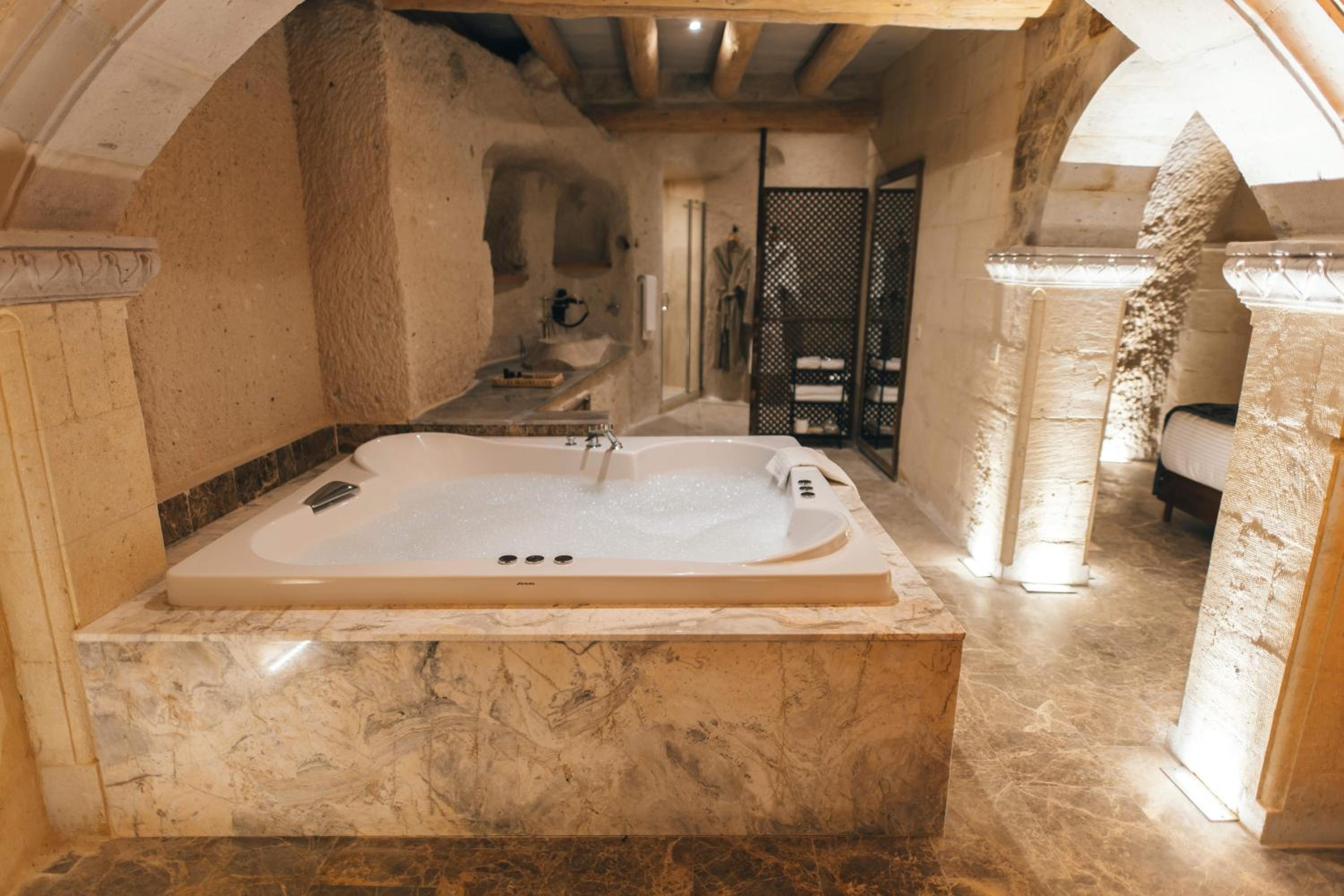 Queen Room with Spa Bath - Photo 15