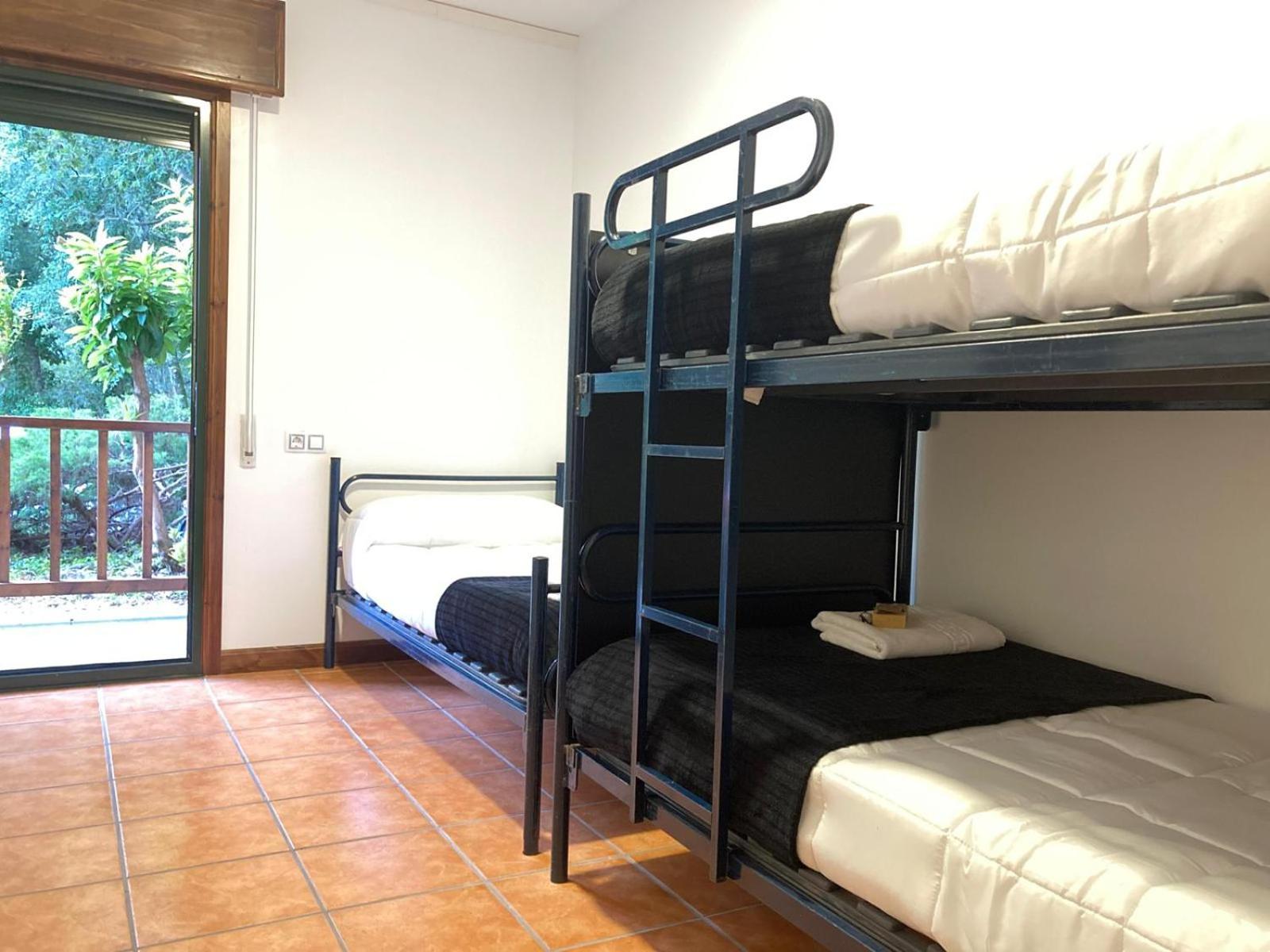 Cama individual en habitación compartida masculina