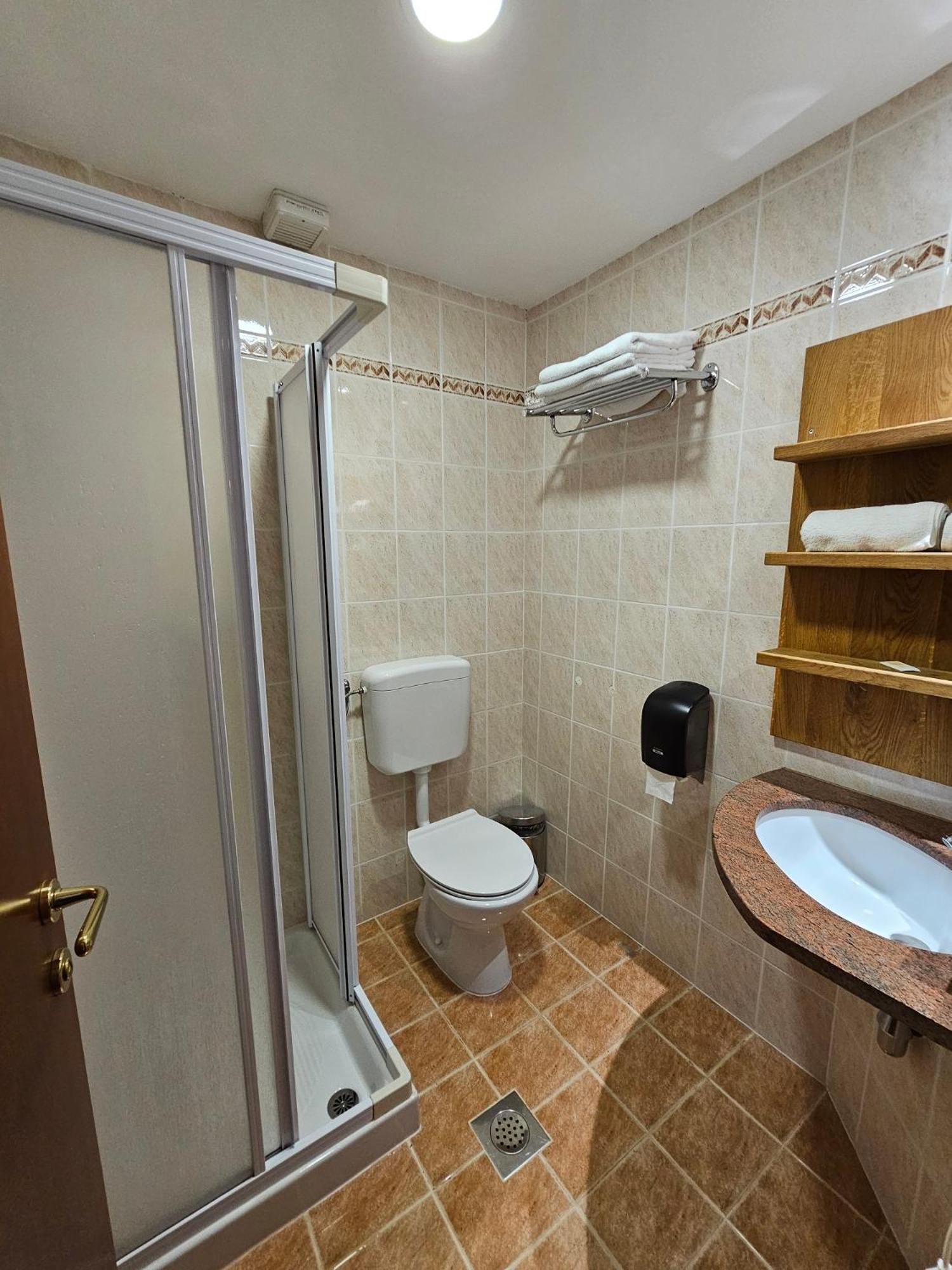 Standard Double Room - Photo 4