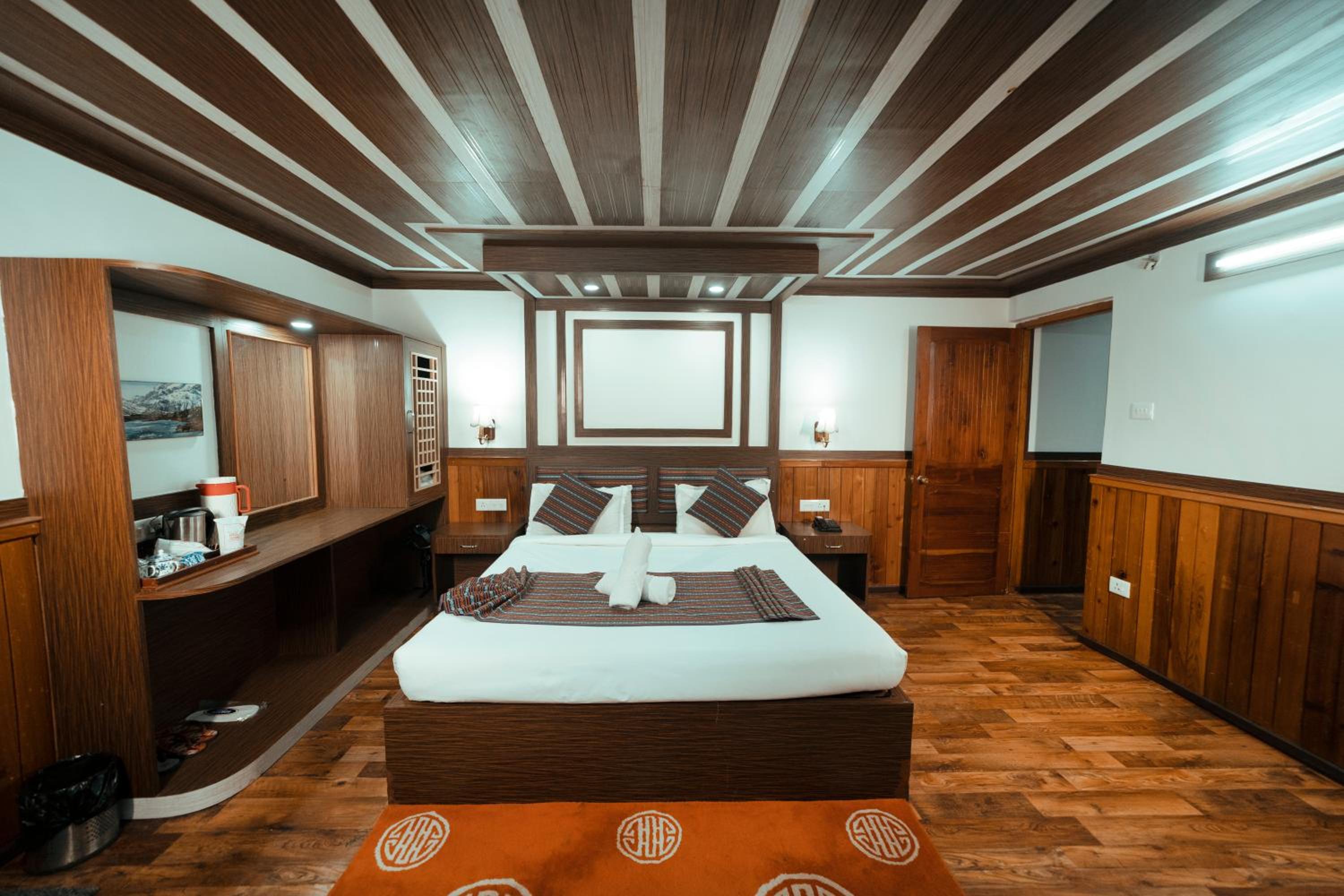 Suite - Photo 1