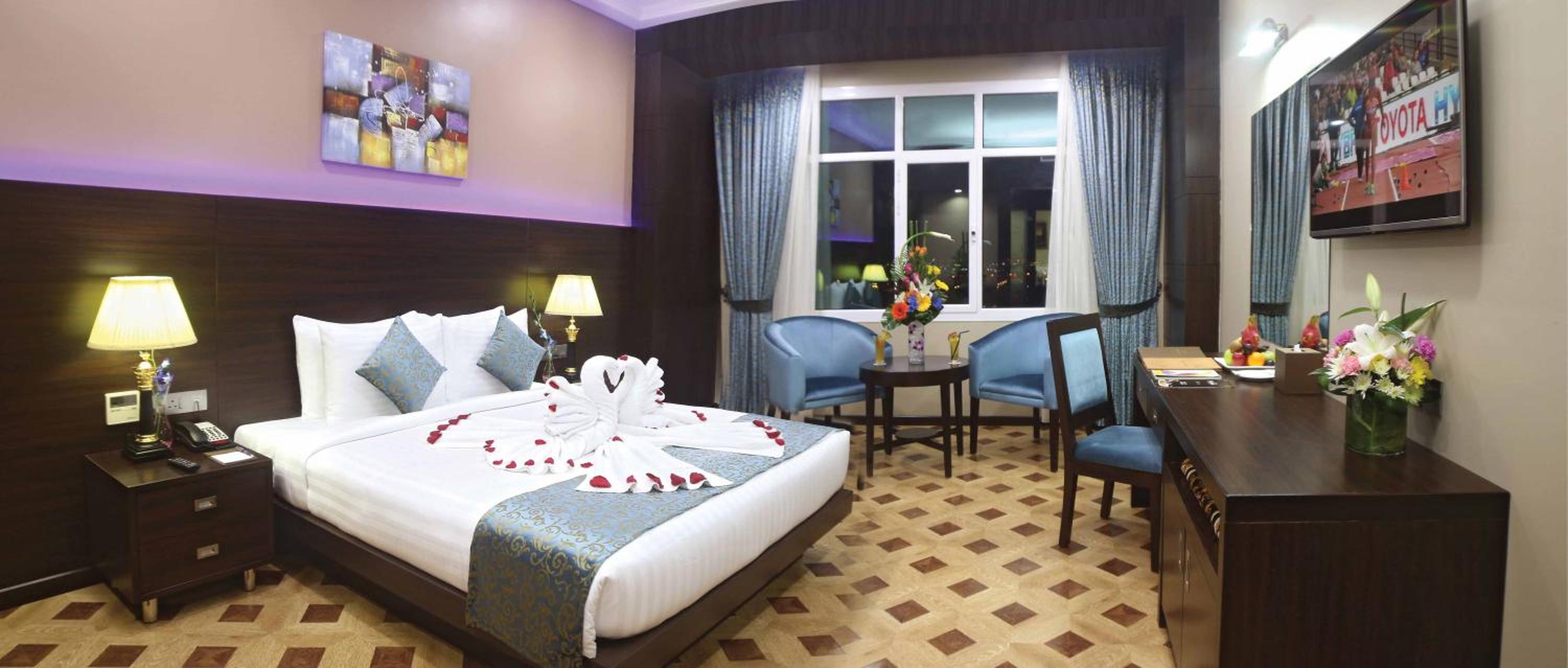Deluxe King Room or Twin City View photo 3