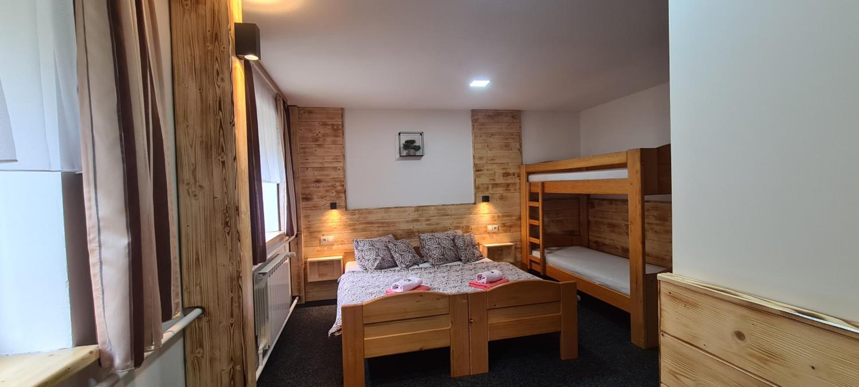 Quadruple Room with Private Bathroom photo 2