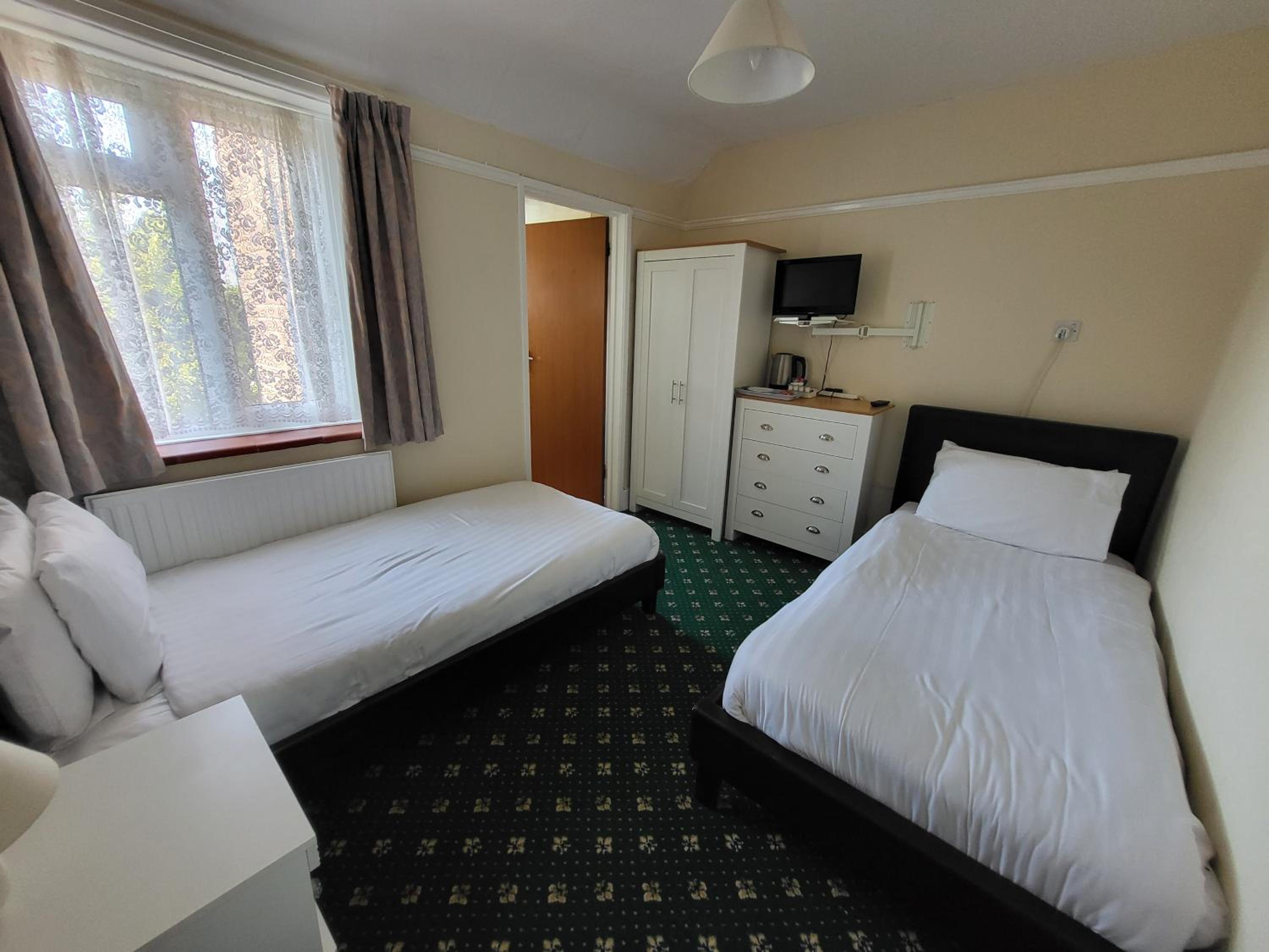 Twin Room with Shower