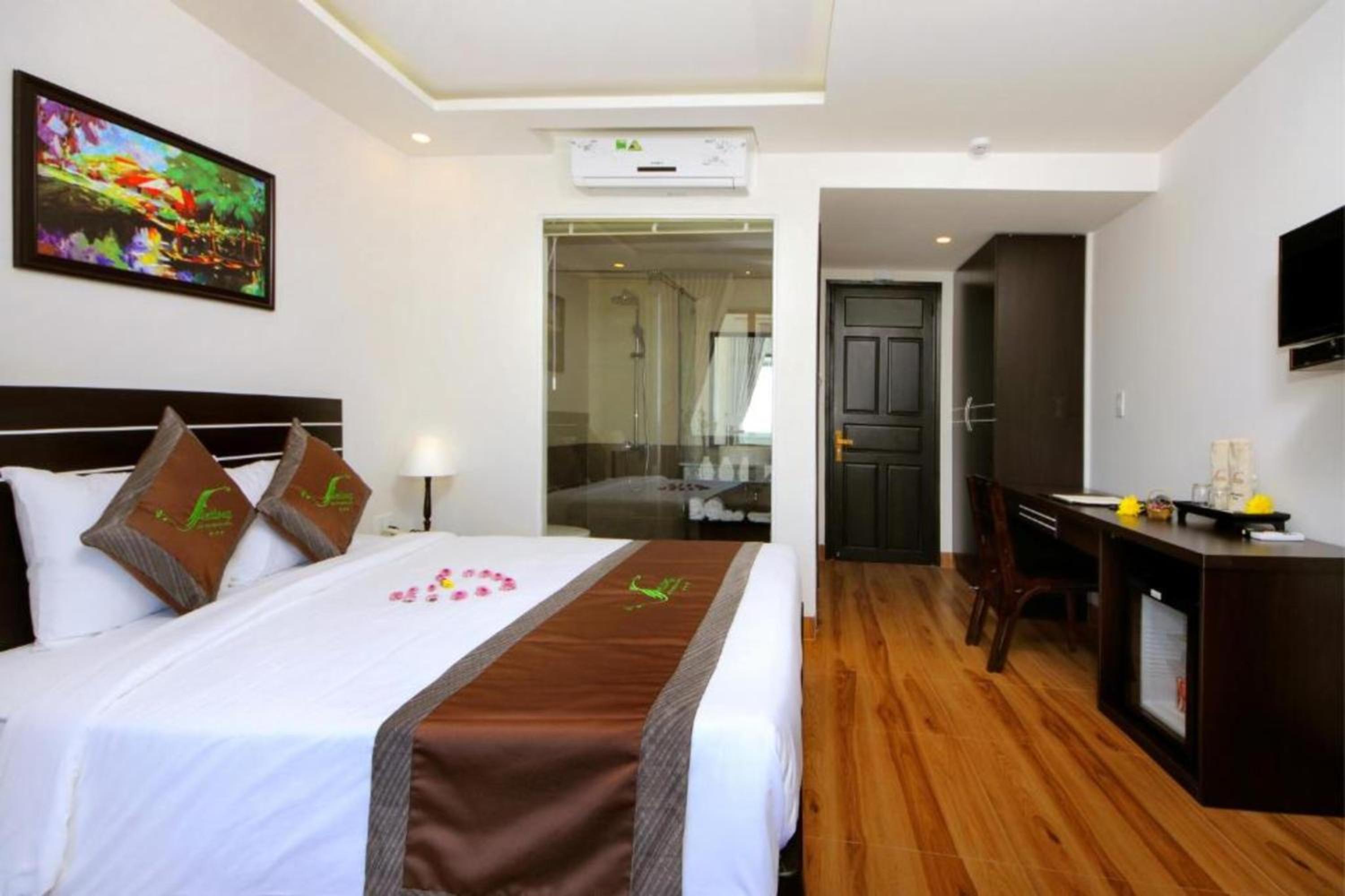 Deluxe Double Room With Balcony - Photo 4