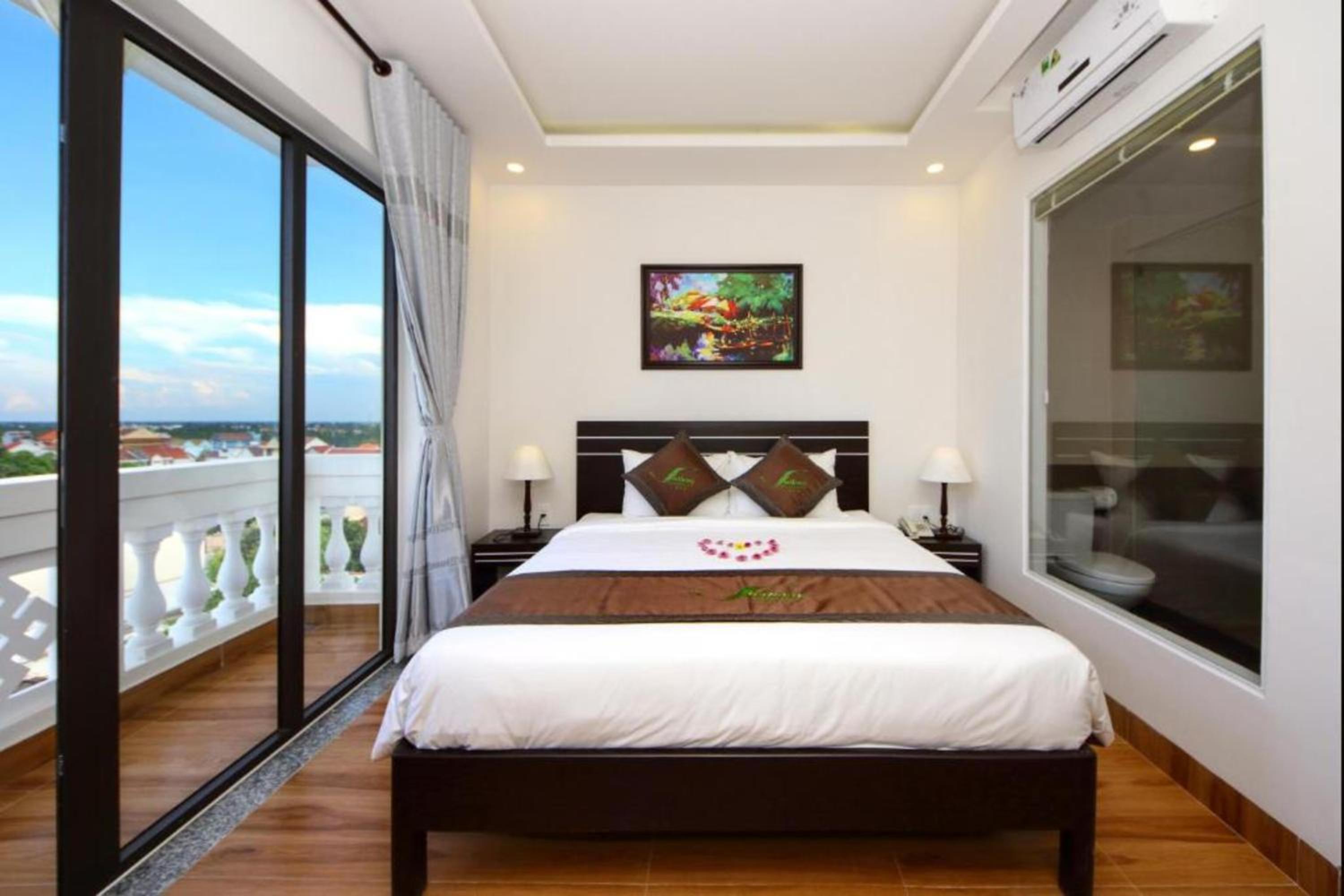 Deluxe Double Room With Balcony - Photo 5