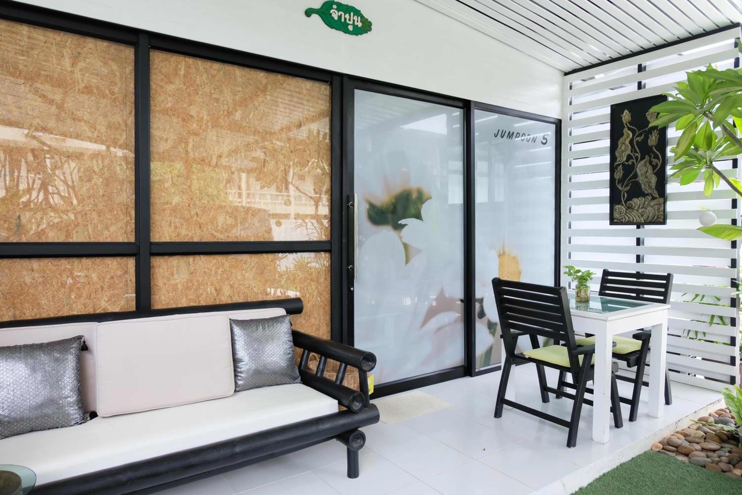 Deluxe Double Room with Balcony - Photo 10