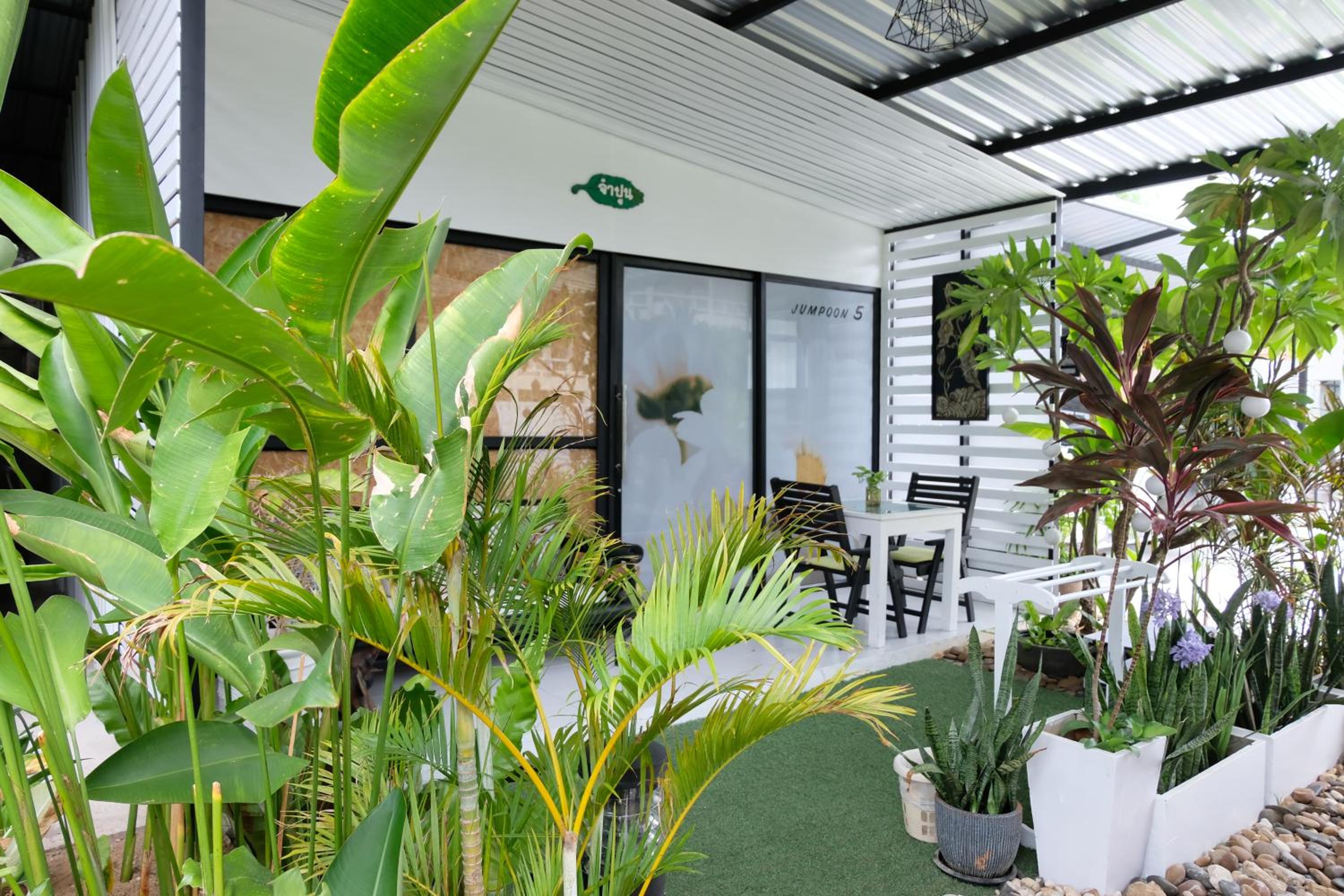 Deluxe Double Room with Balcony - Photo 9