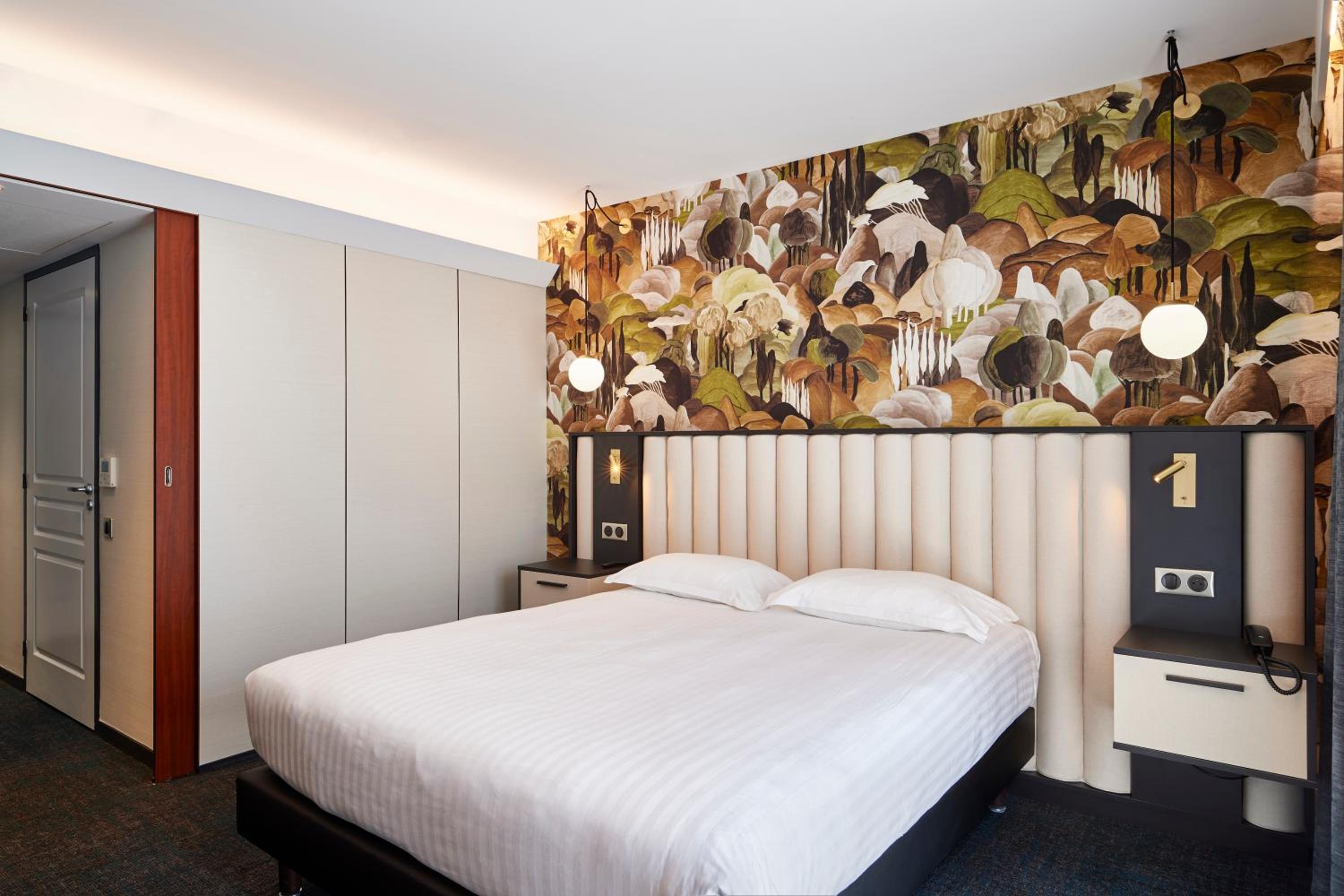 Deluxe King Room - Photo 1