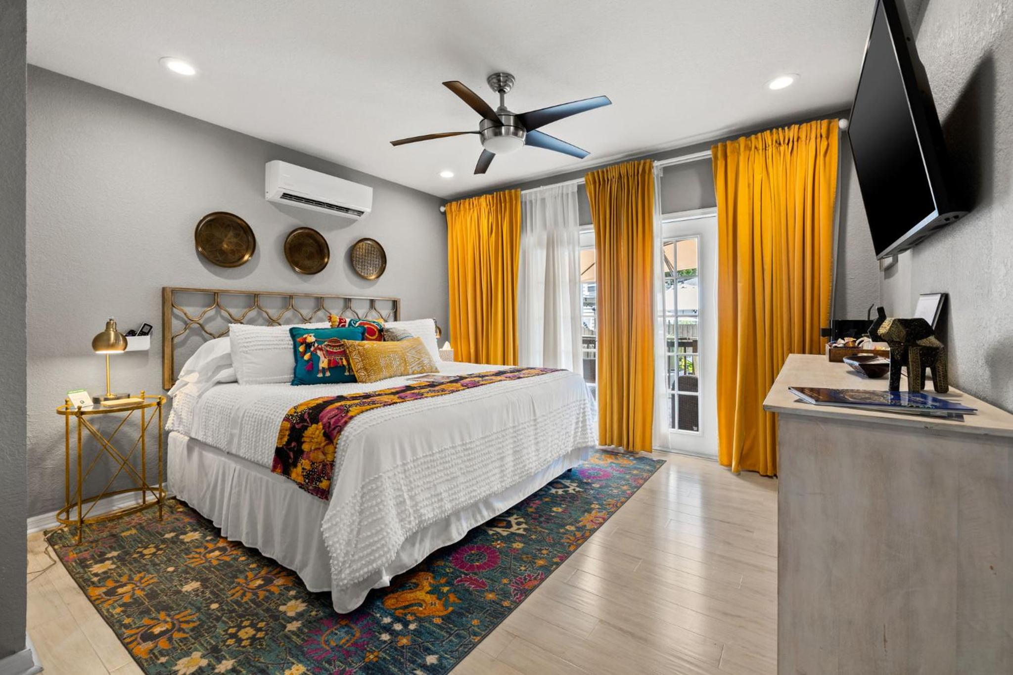 King Suite with Pool View