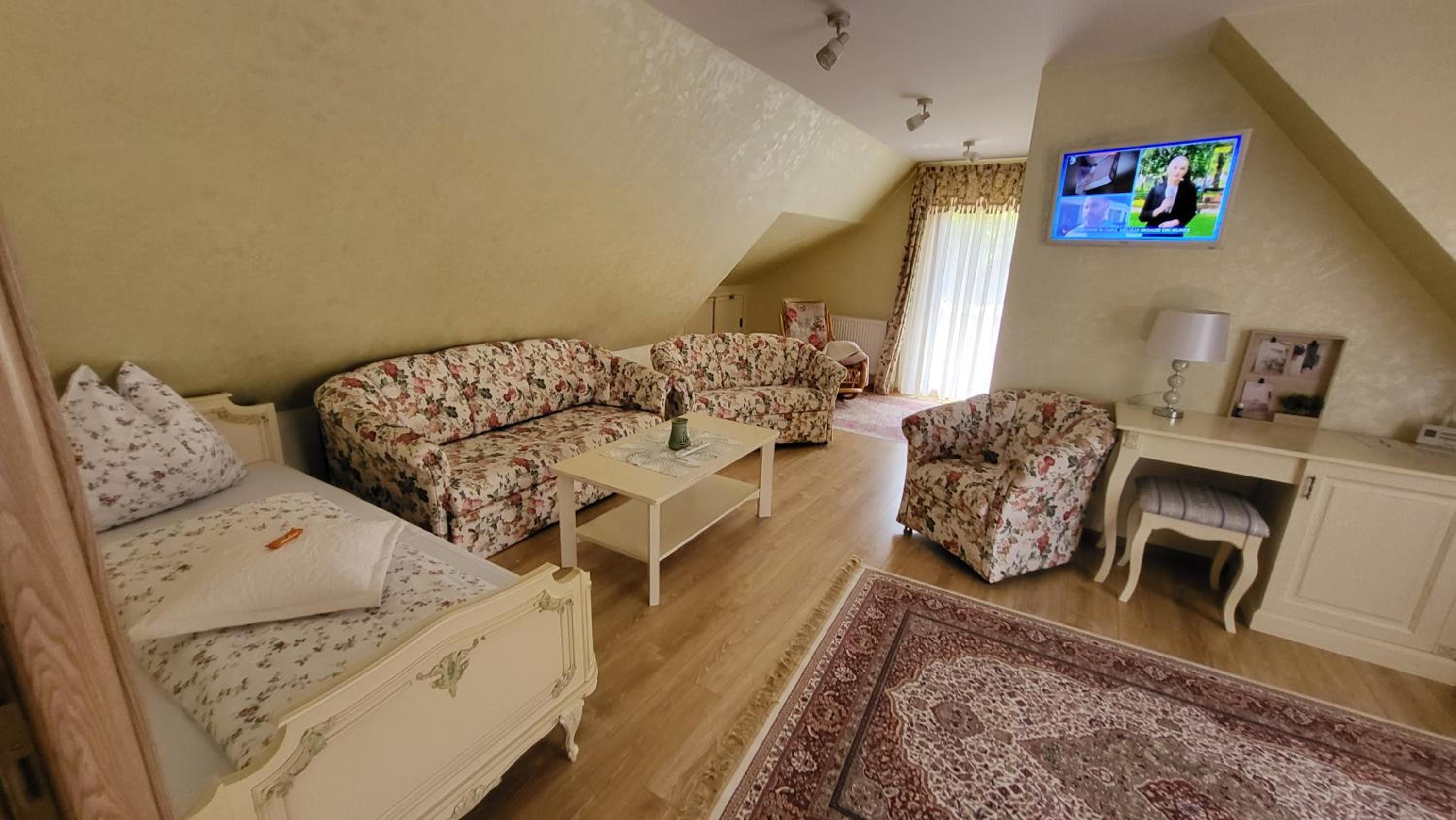 Two-Bedroom House photo 2