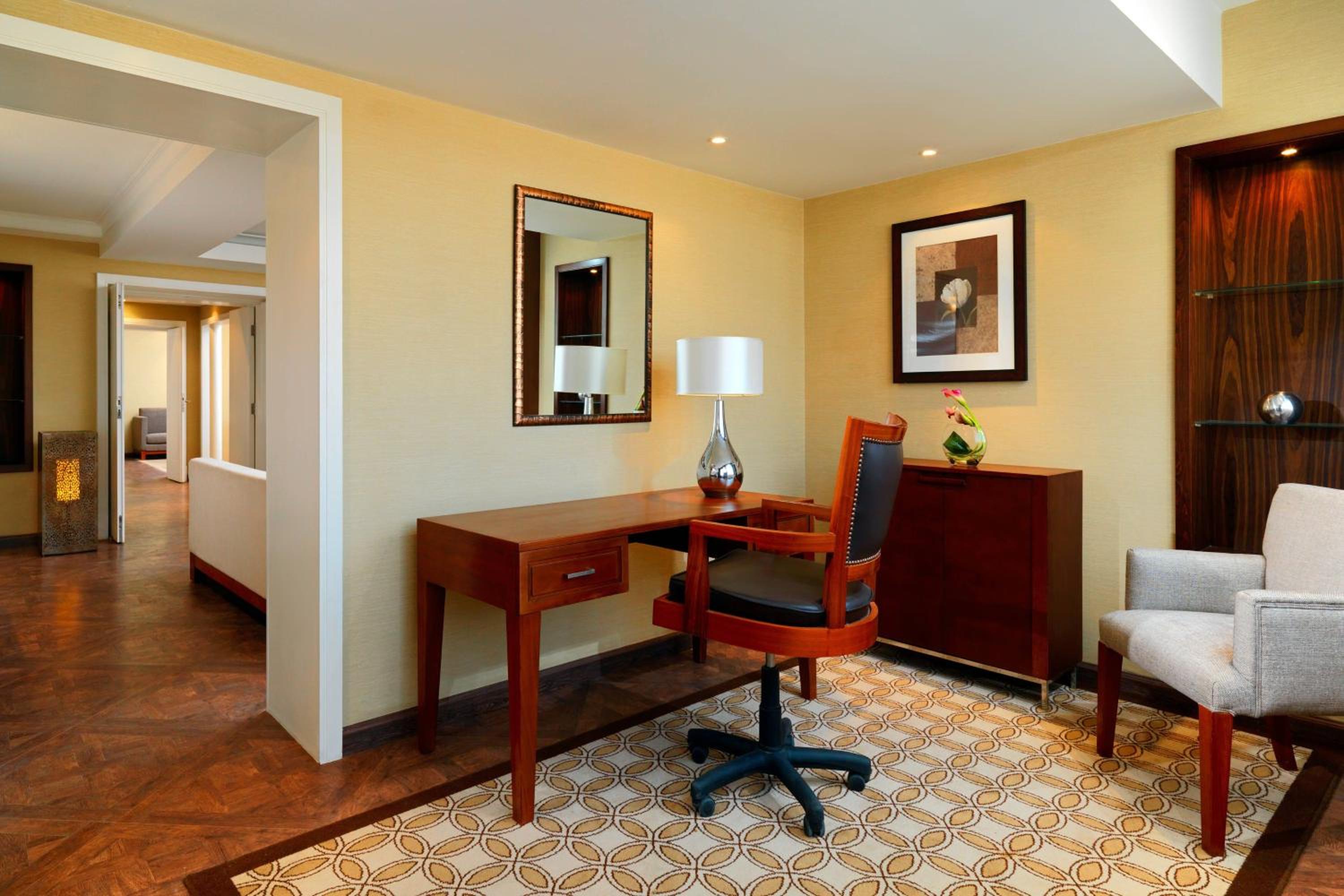 Ambassador Suite, Club lounge access, 1 King, River view, High Floor - Photo 4