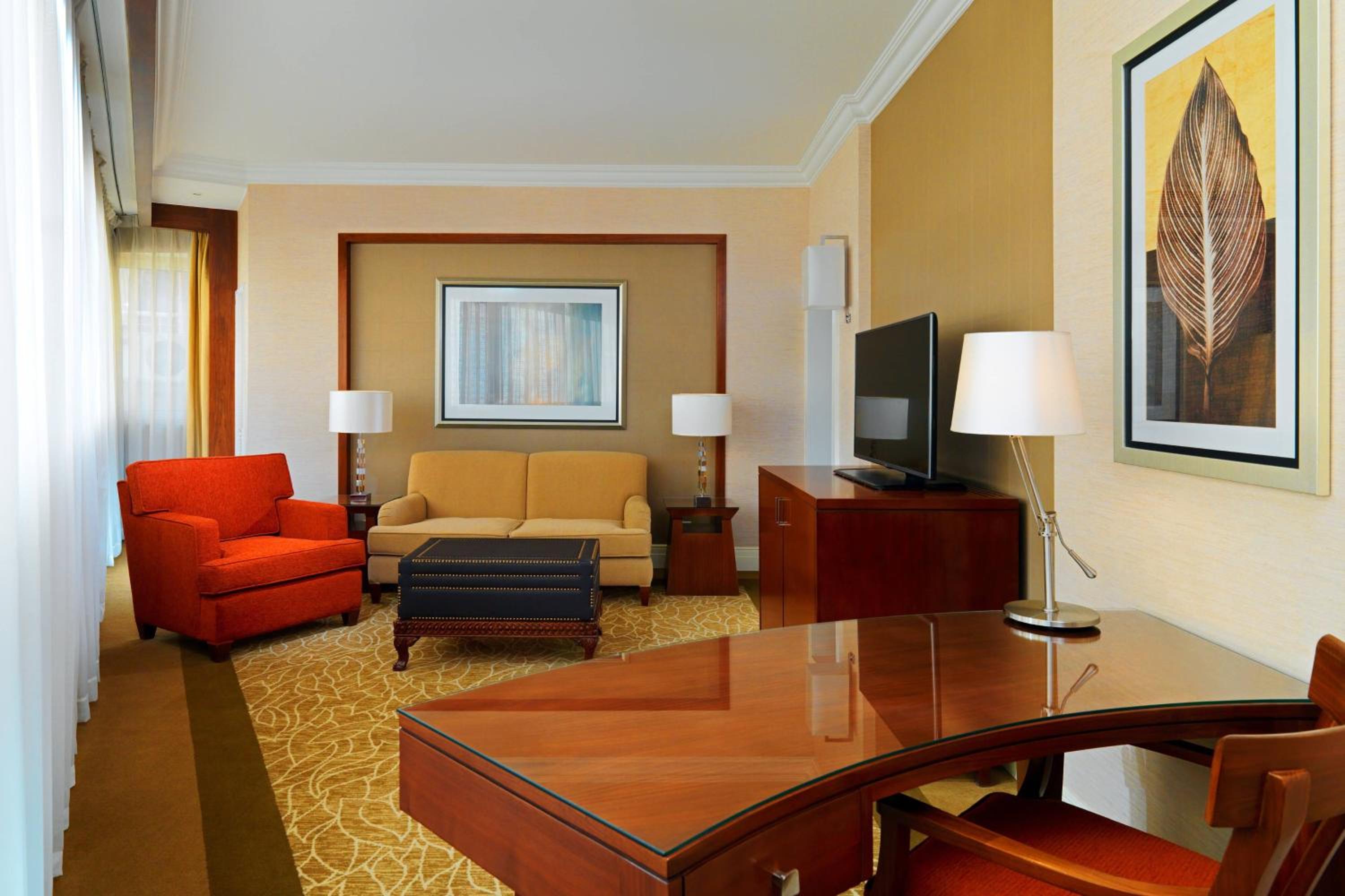 Corner Suite, Club lounge access, 1 King, Pool view, Balcony - Photo 2