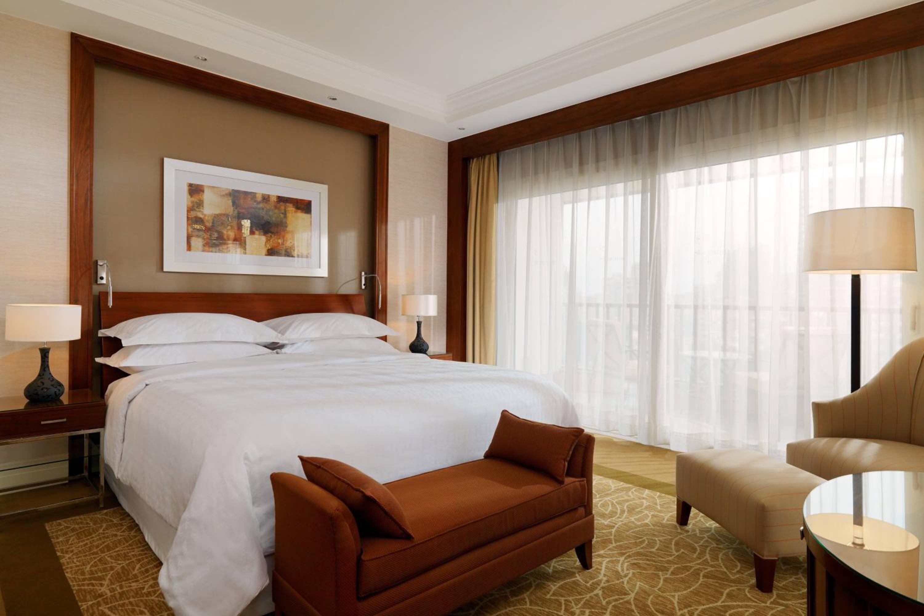 Corner Suite, Club lounge access, 1 King, Pool view, Balcony - Photo 1