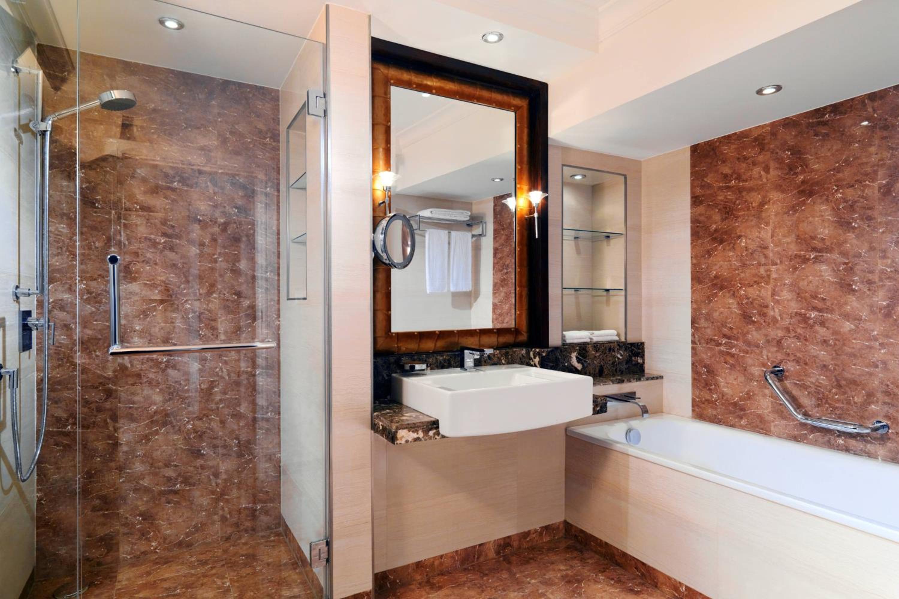 Corner Suite, Club lounge access, 1 King, Pool view, Balcony - Photo 3