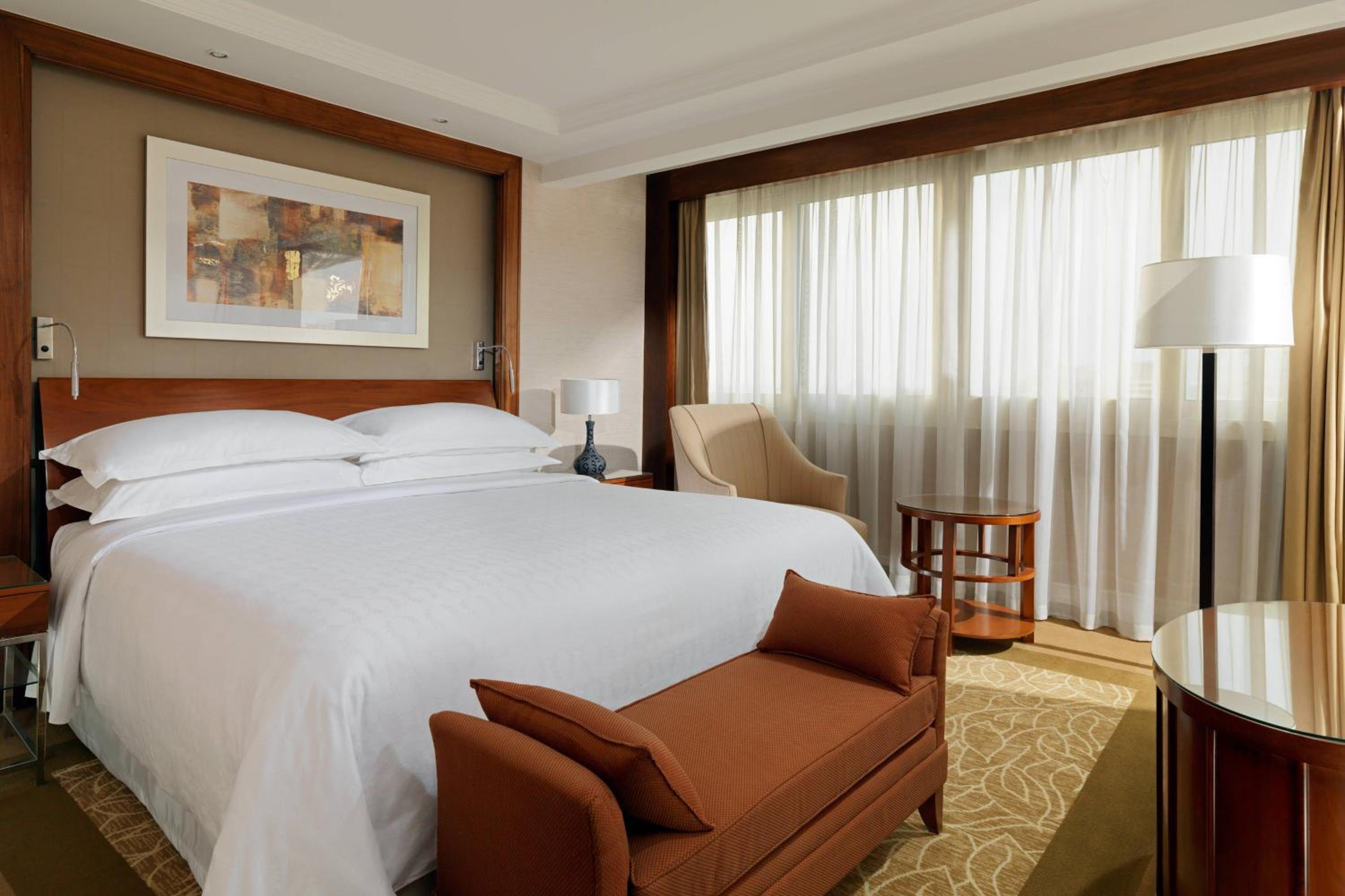 Executive Suite, Club lounge access, 1 King, Partial River view, Balcony - Photo 1