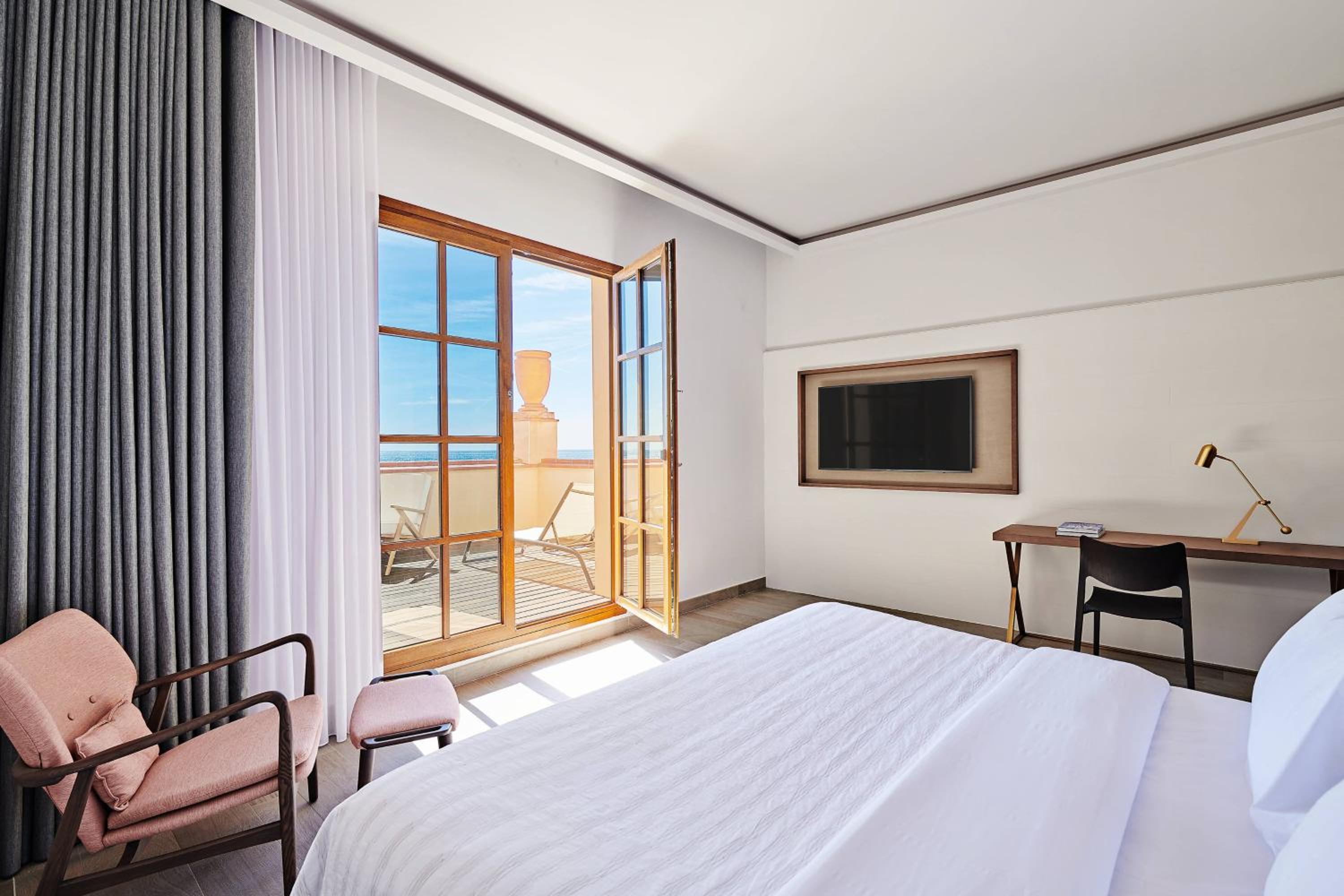 Grand Premium Beachfront Historic King Room