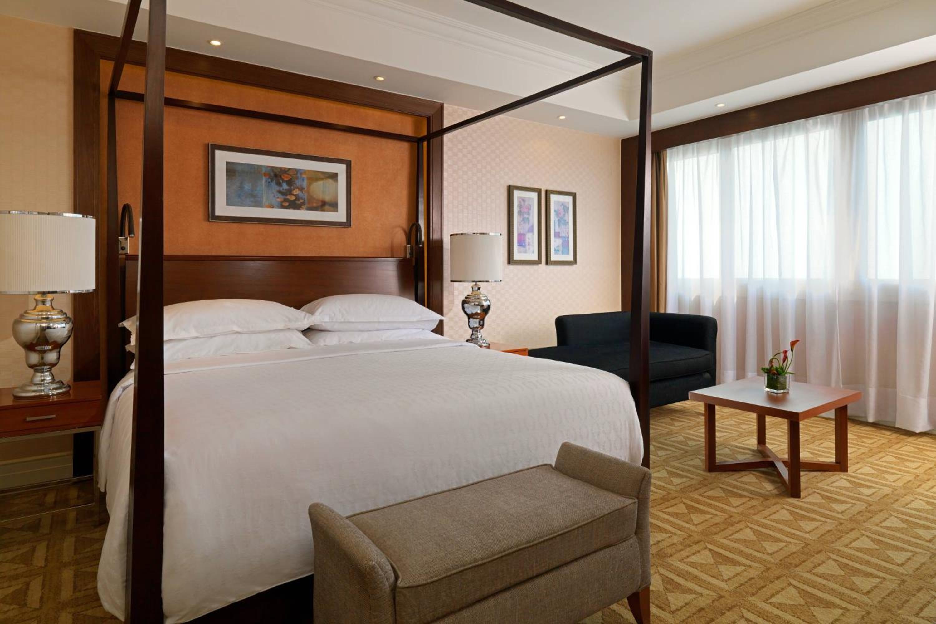 Presidential King Suite with River View - Club Lounge Access