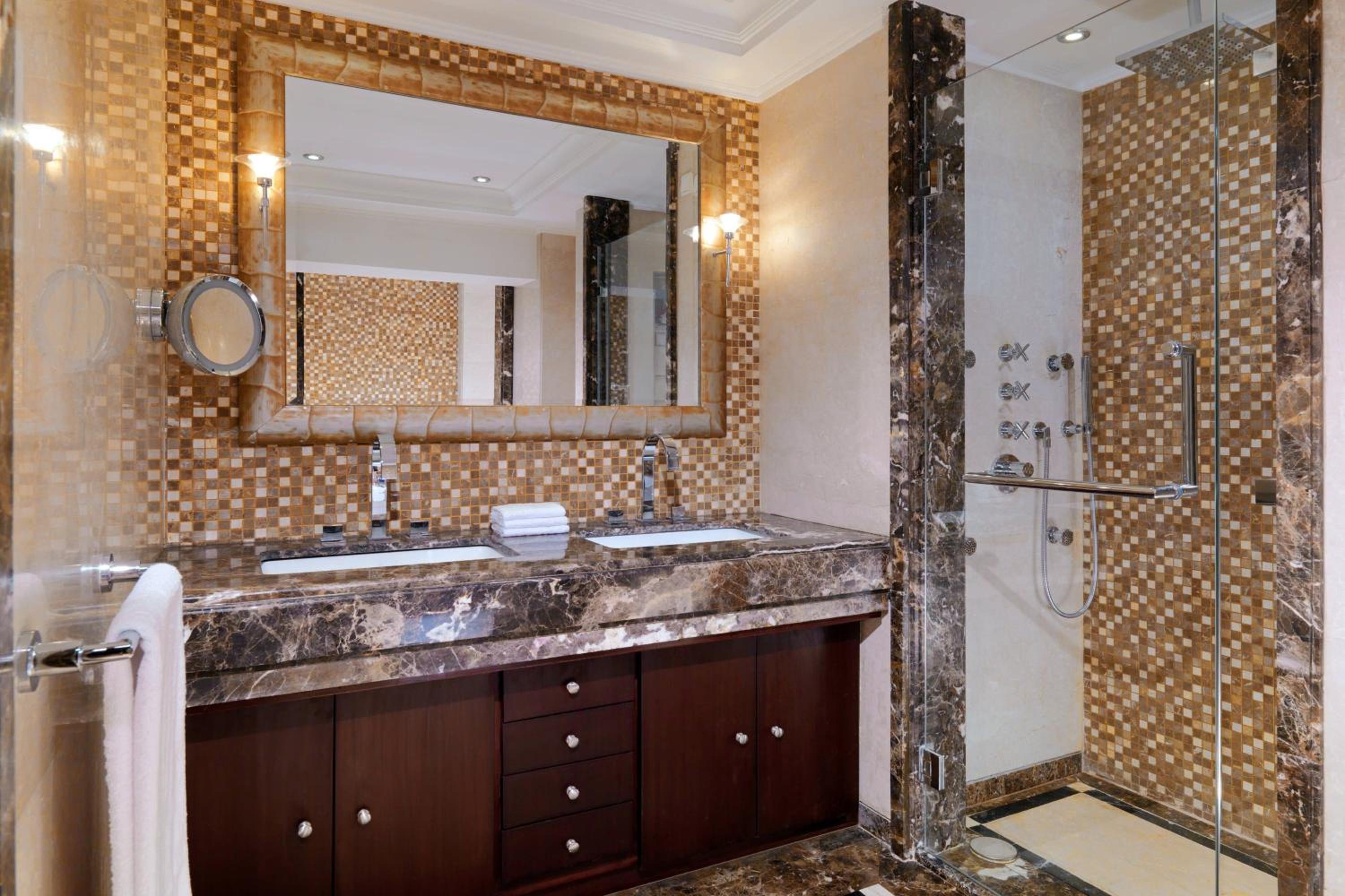 Presidential King Suite with River View - Club Lounge Access thumbnail 6