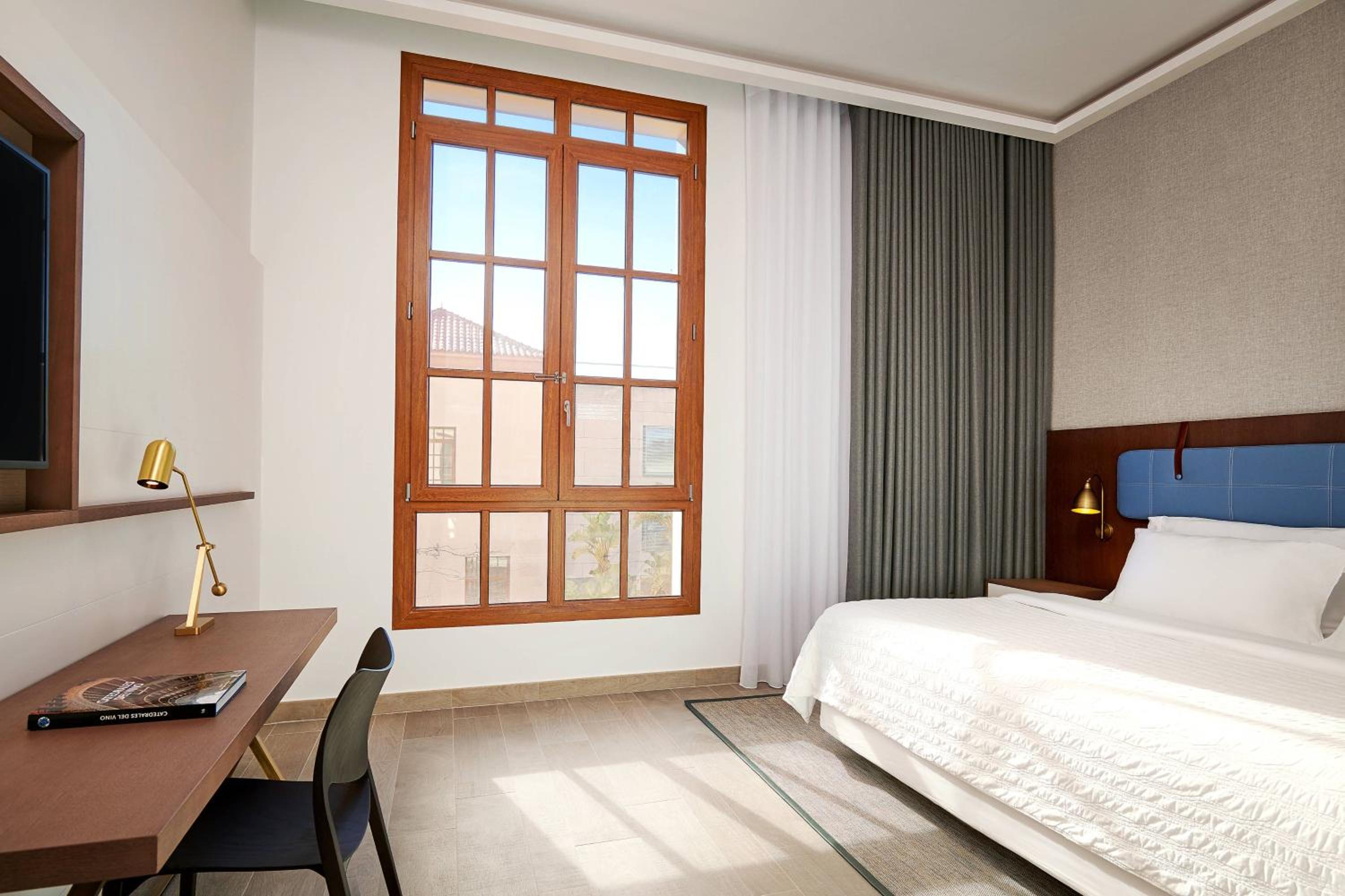 Deluxe King Room with Garden View