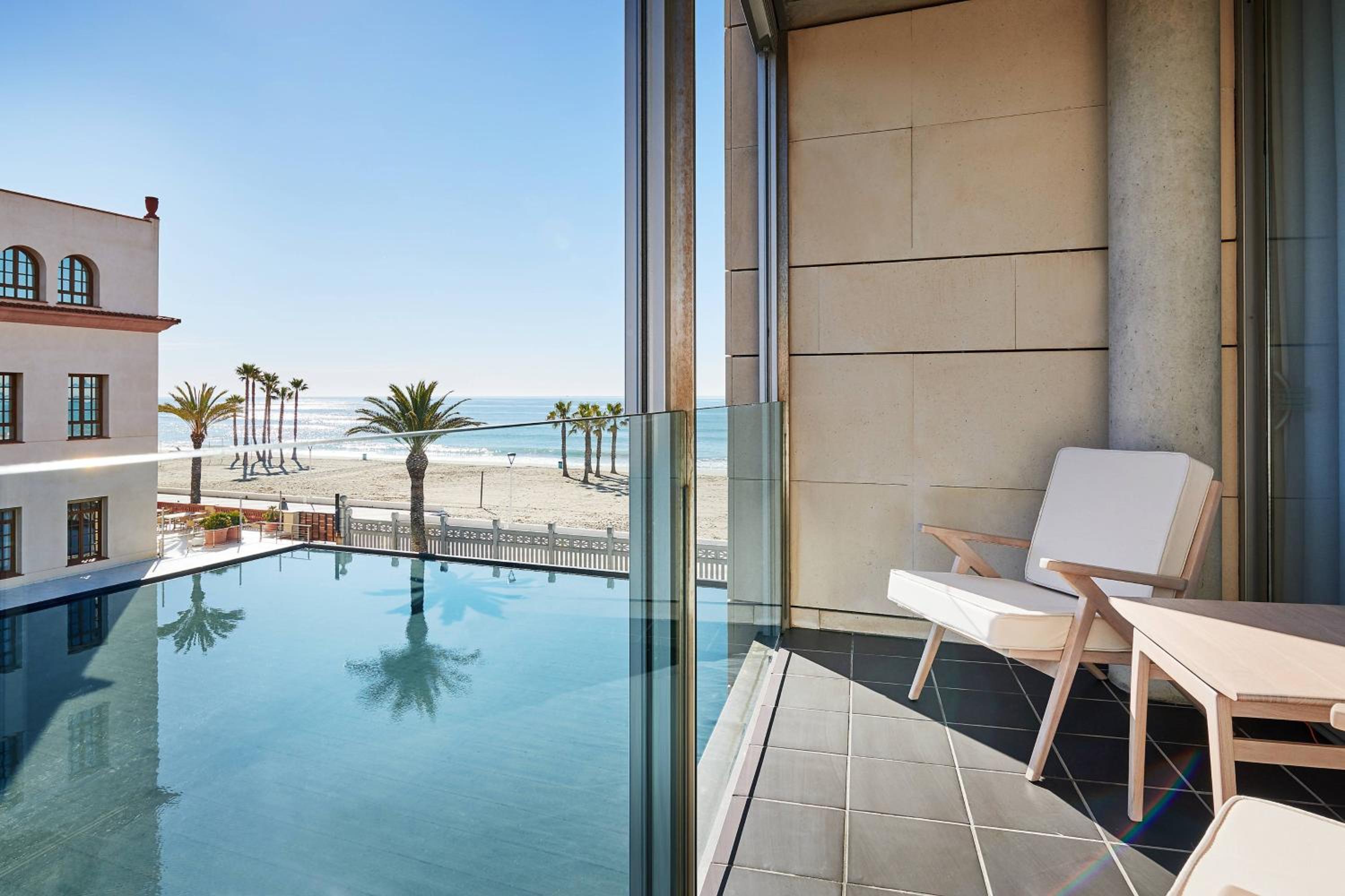 Superior Contemporary King Room with Partial Sea View