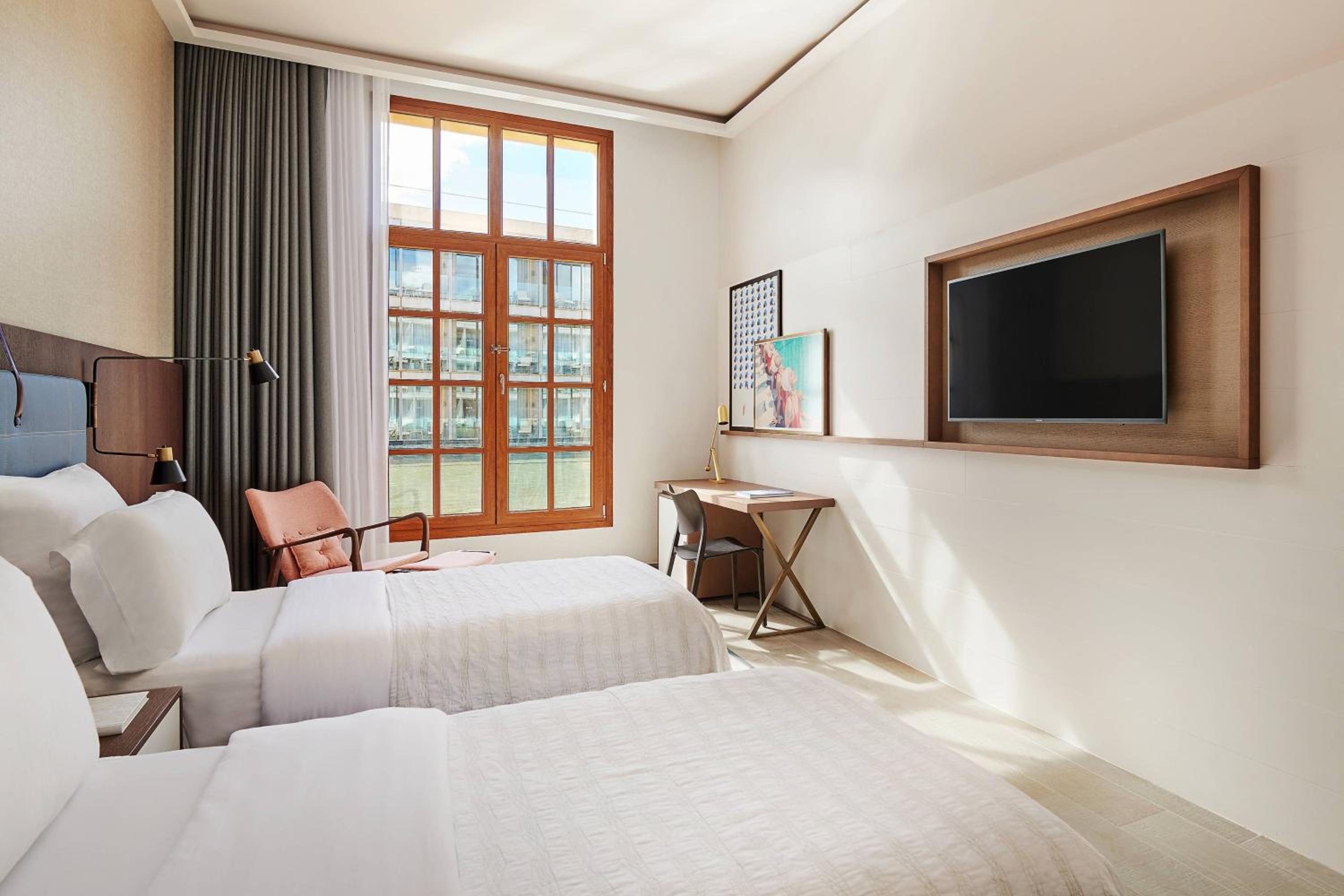 Superior Historic Twin Room with Partial Sea View