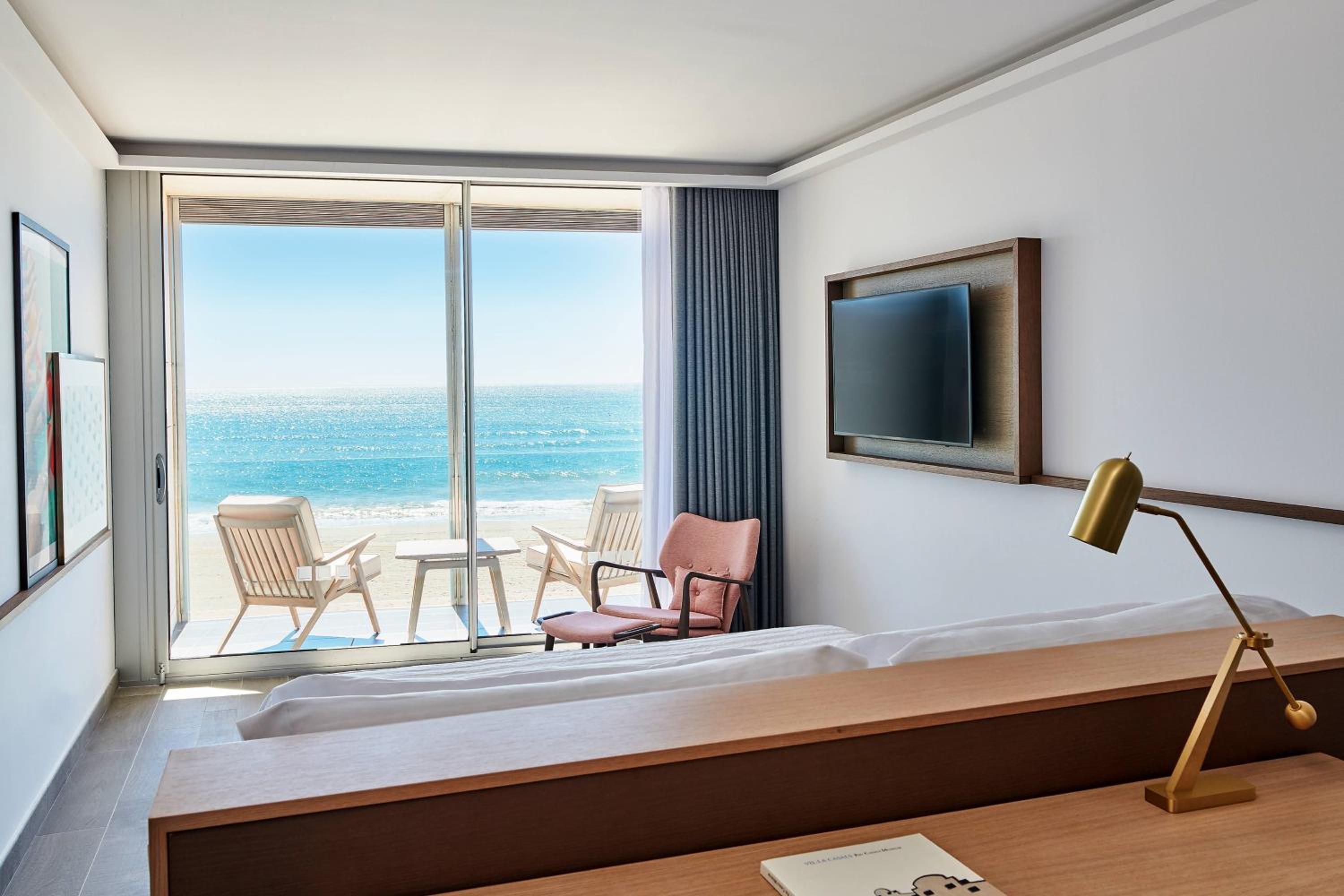 Premium Beachfront Contemporary King Room