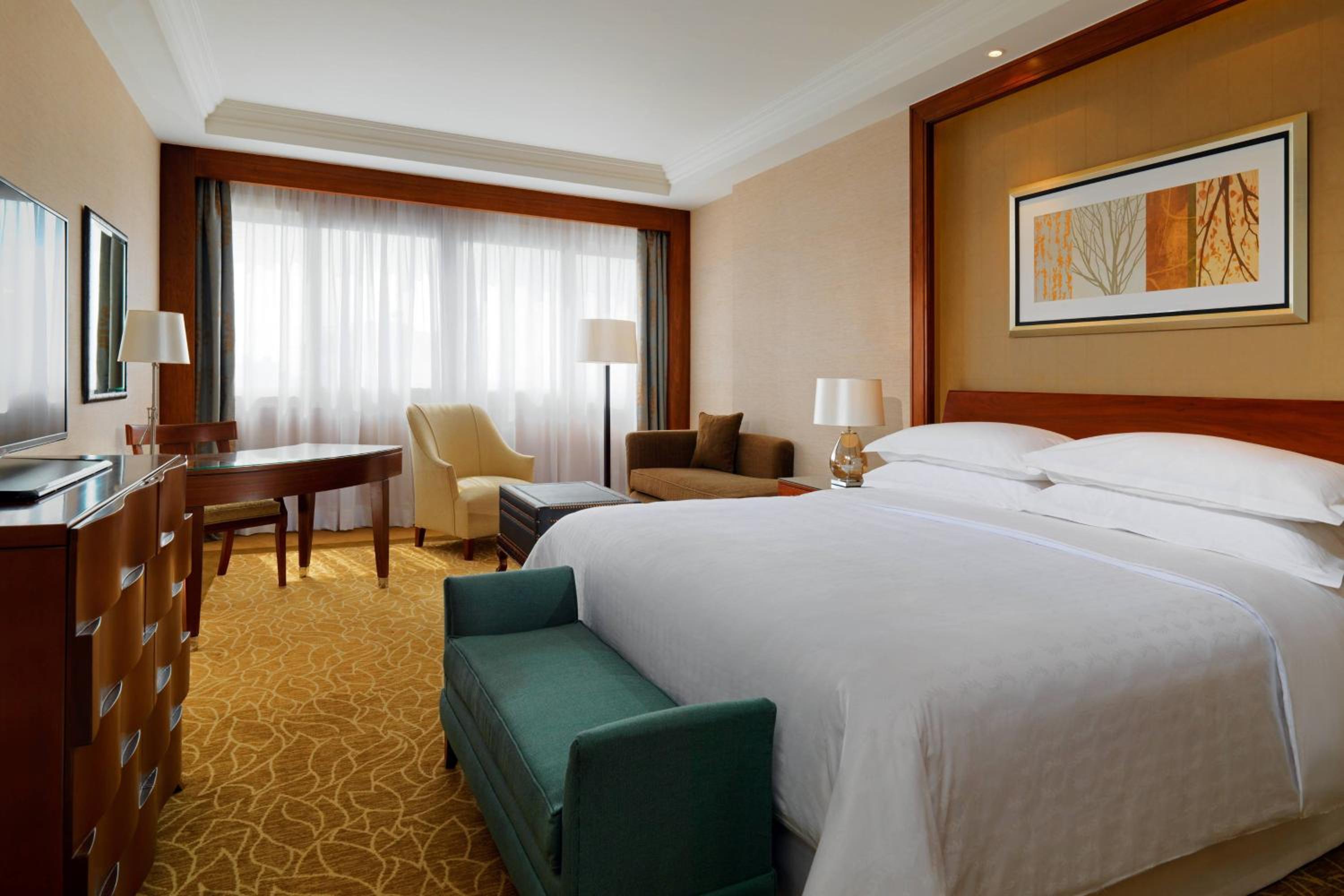 Deluxe Guest room, 1 King, Pool & City view, Balcony - Photo 1