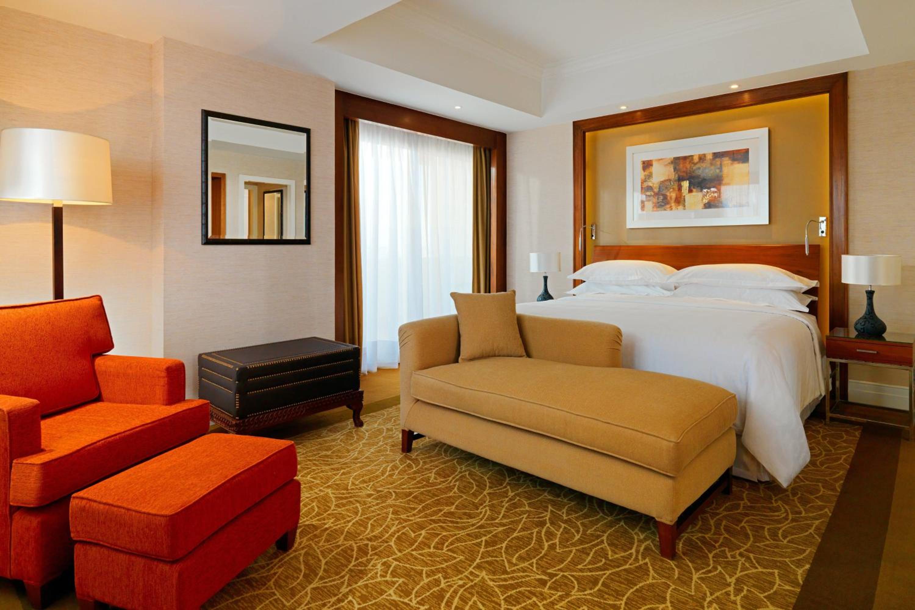 Grand King Room with Pool View - Club Lounge Access