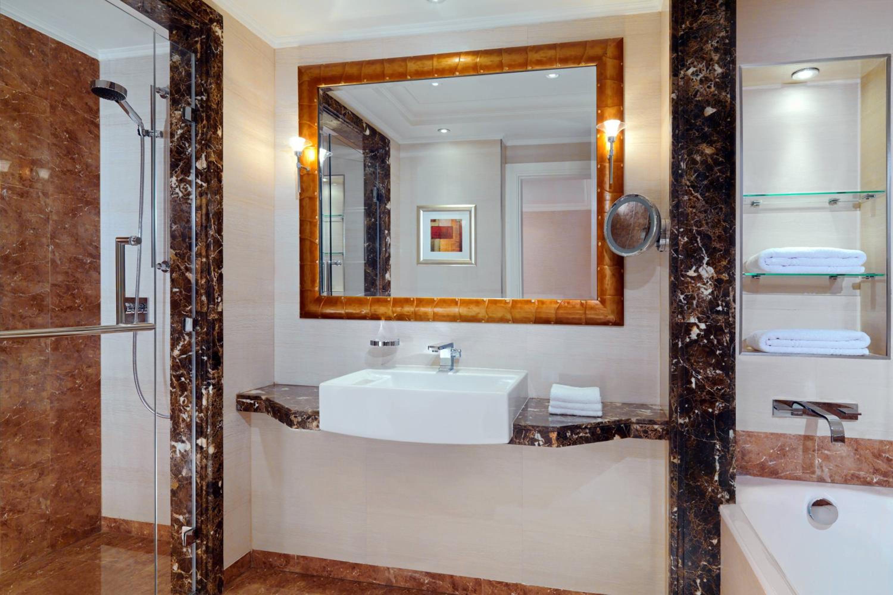 Grand King Room with Pool View - Club Lounge Access
