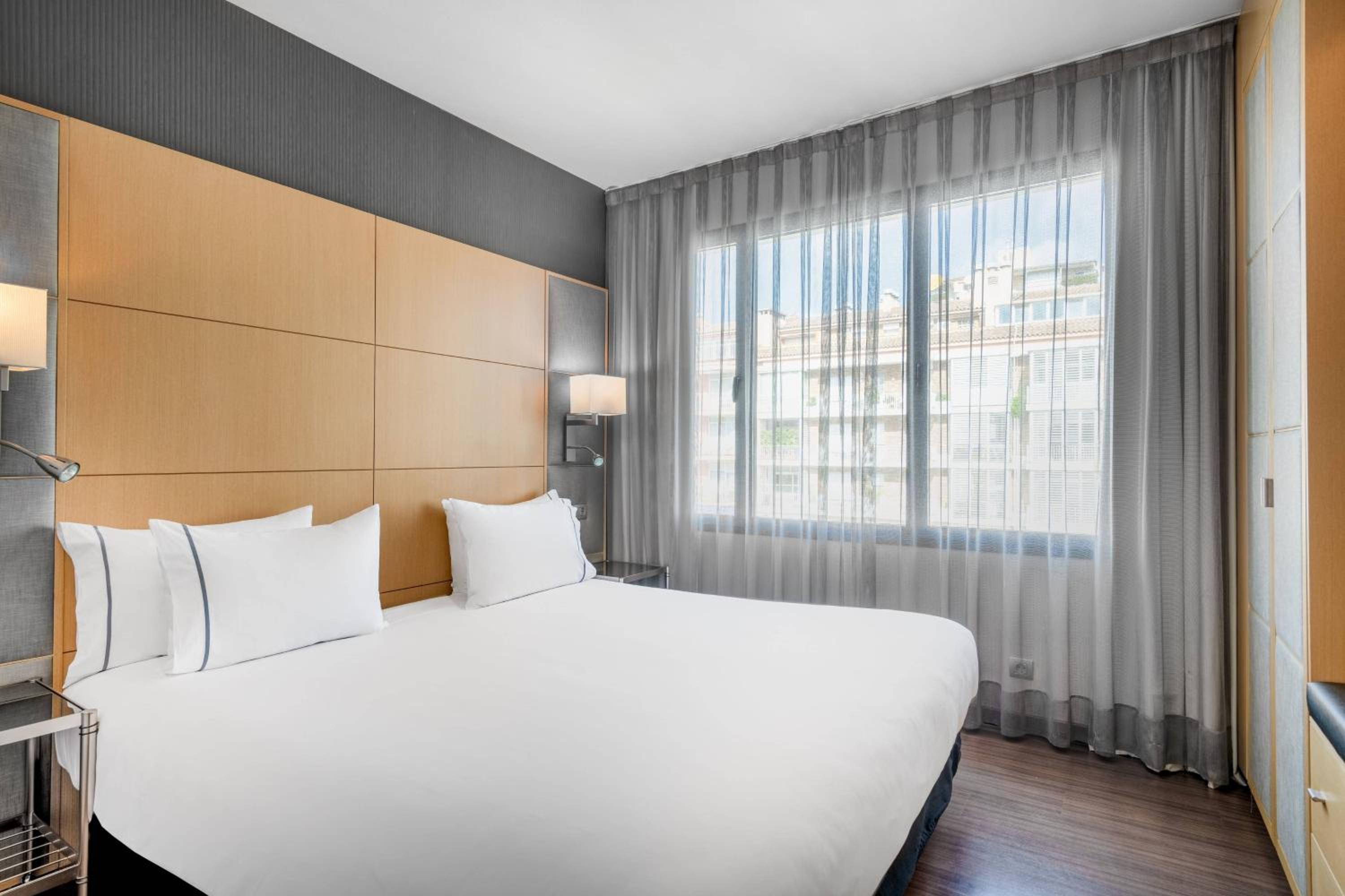 Two-Bedroom Suite with One King and Two Twin Beds thumbnail 5