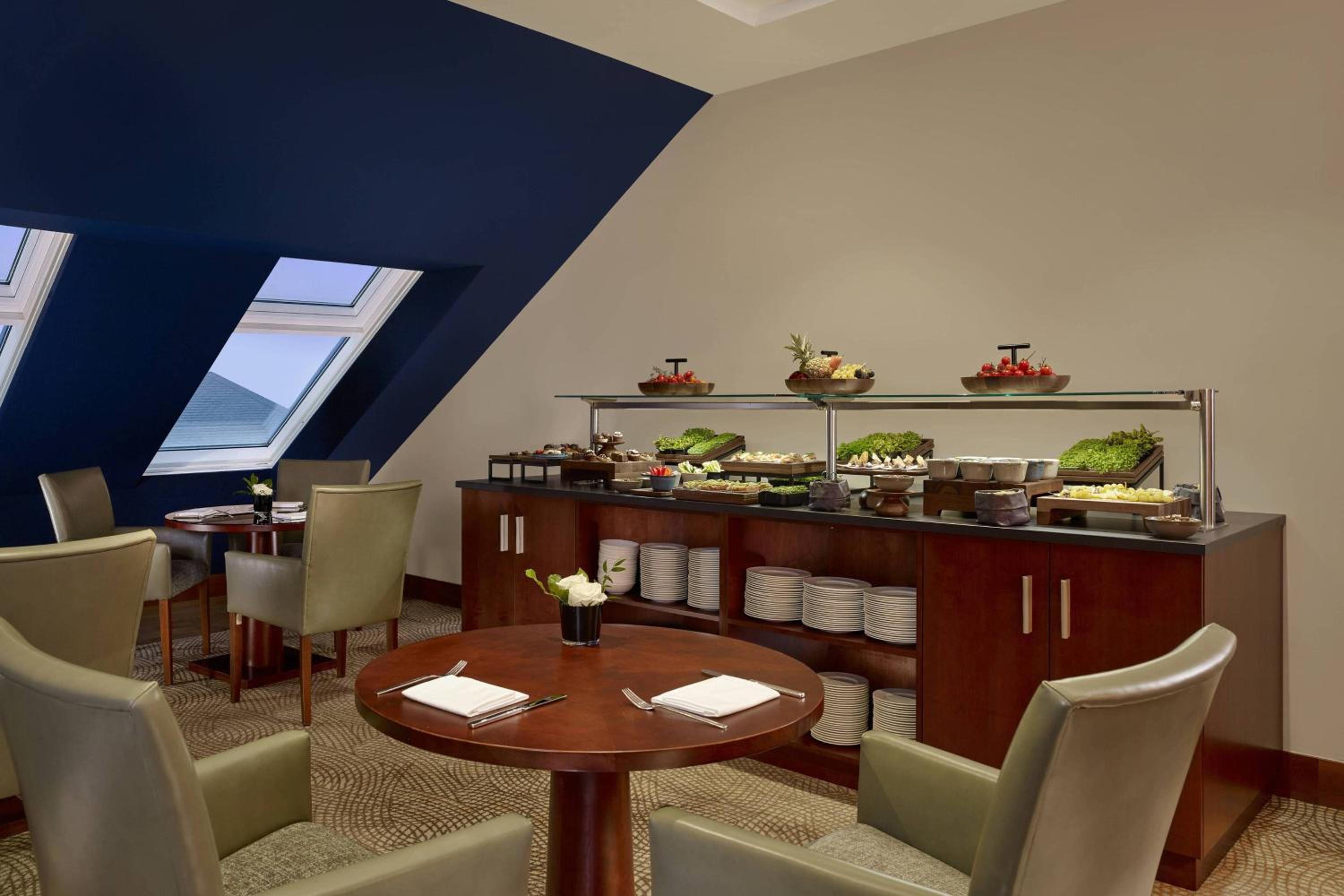 Premium Executive Room with Club Lounge Access - Photo 14