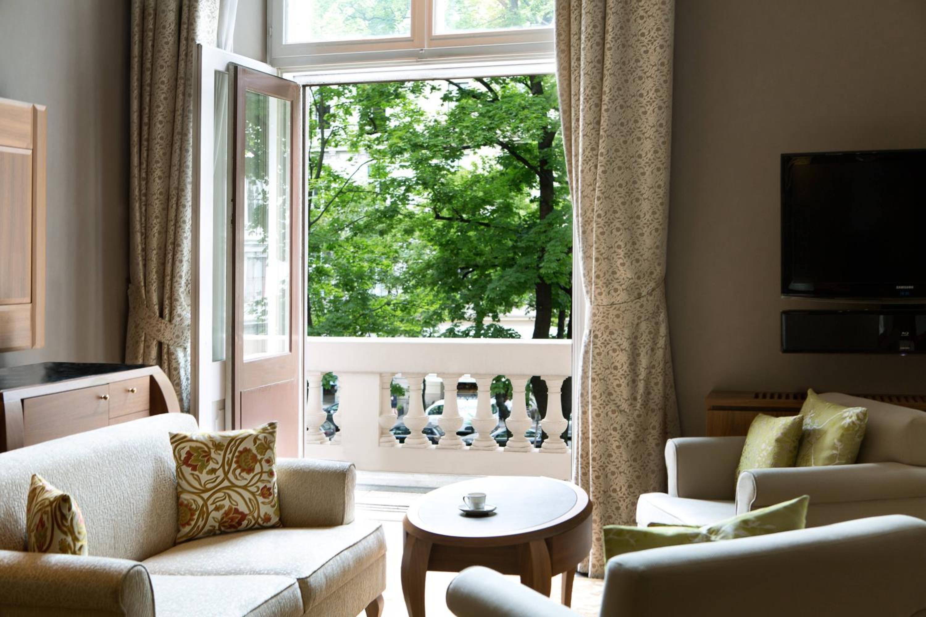 Premium Executive Suite with Club Lounge Access - Photo 3