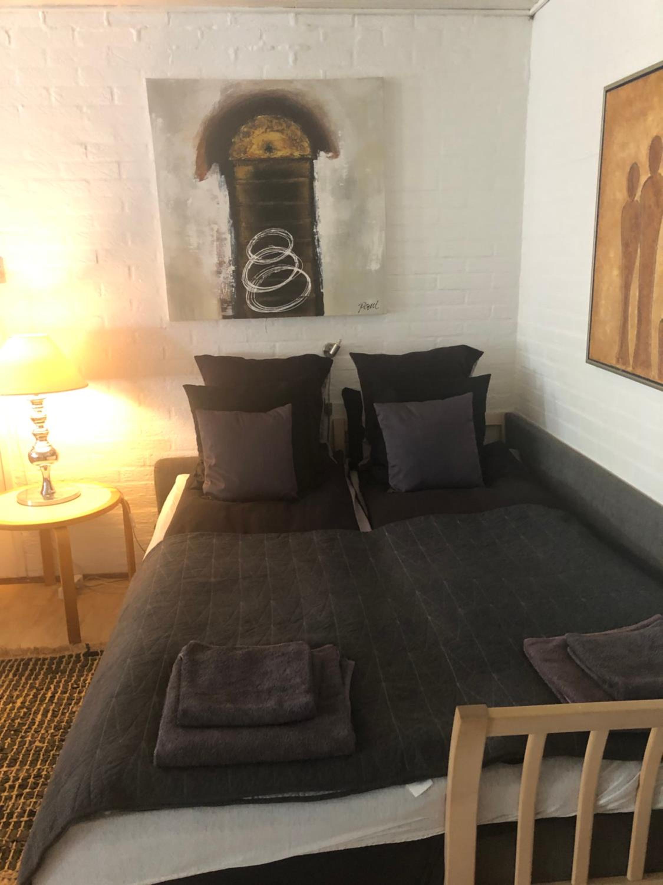 Family Room with Shared Bathroom (5 Adults)