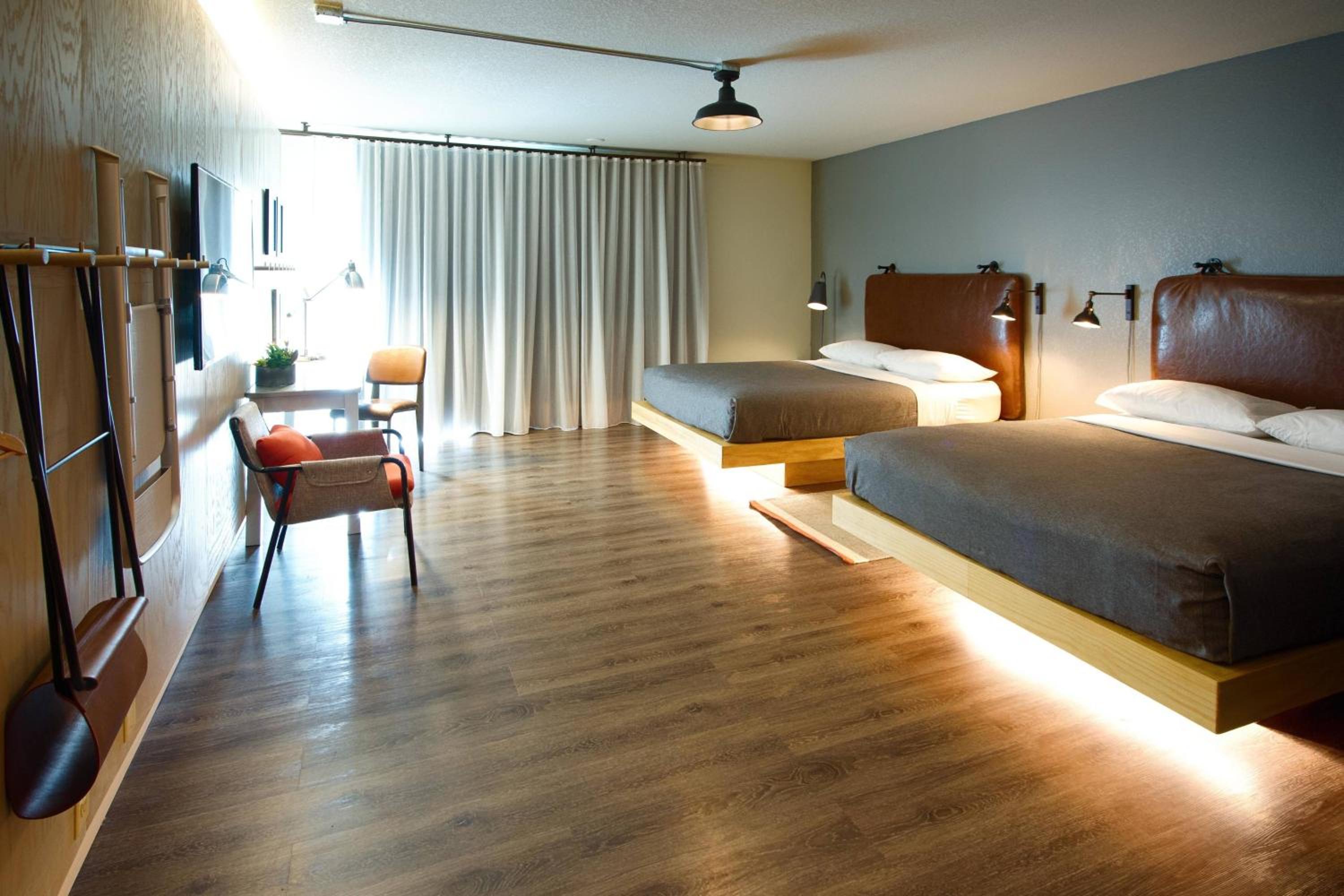 Ground Floor Queen Room with Two Queen Beds and Poolside View - Photo 6