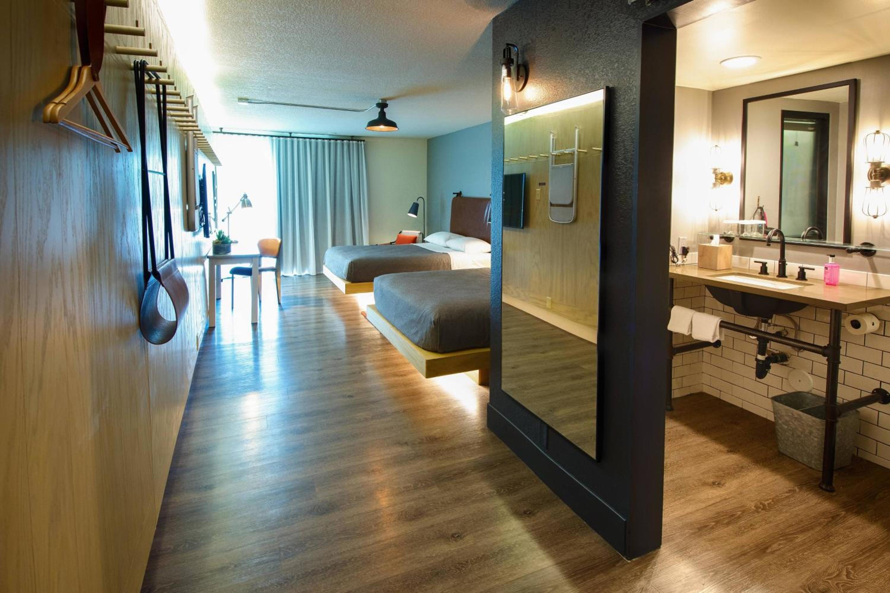 Ground Floor Queen Room with Two Queen Beds and Poolside View - Photo 5
