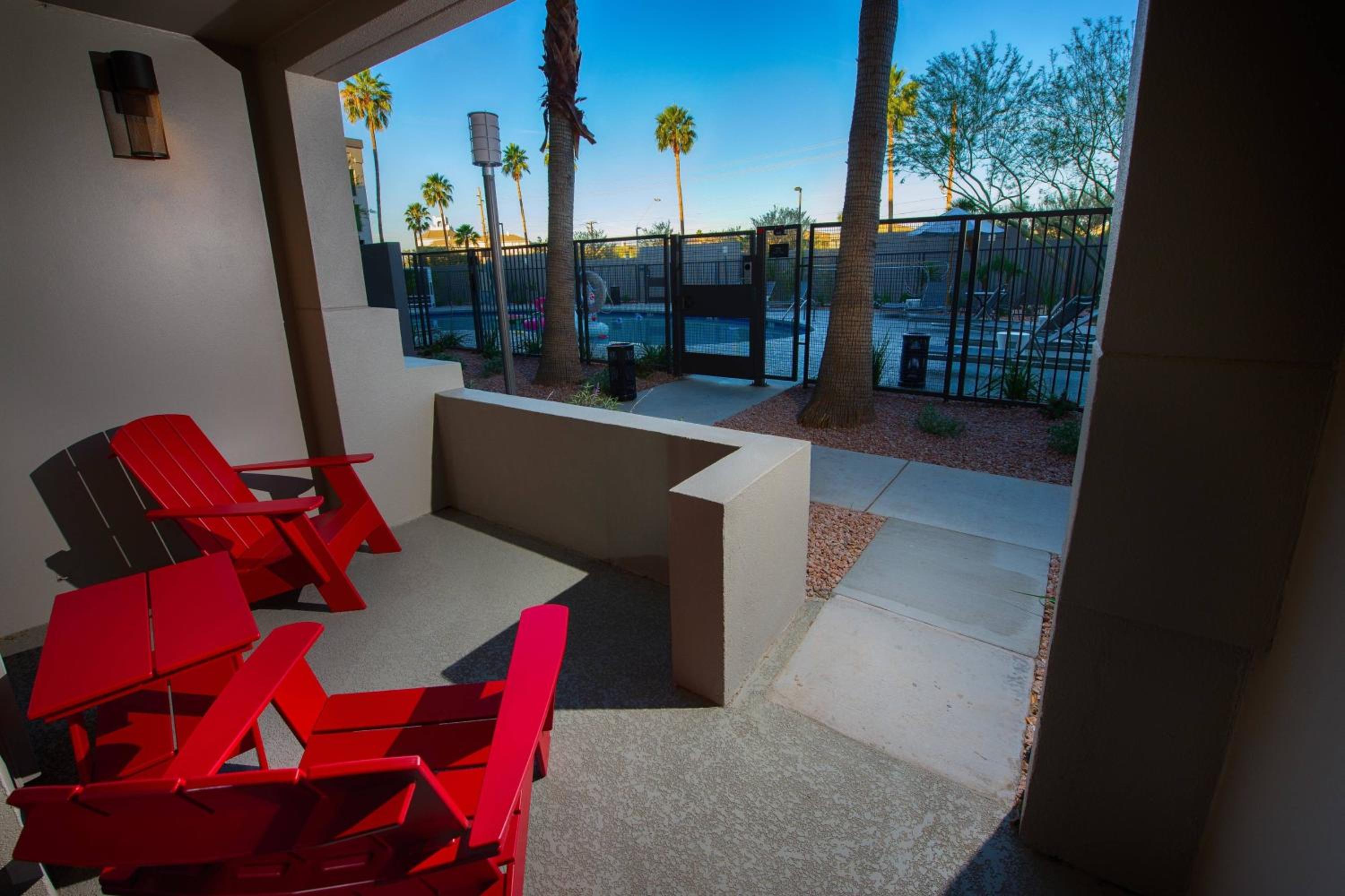 Ground Floor Queen Room with Two Queen Beds and Poolside View - Photo 7