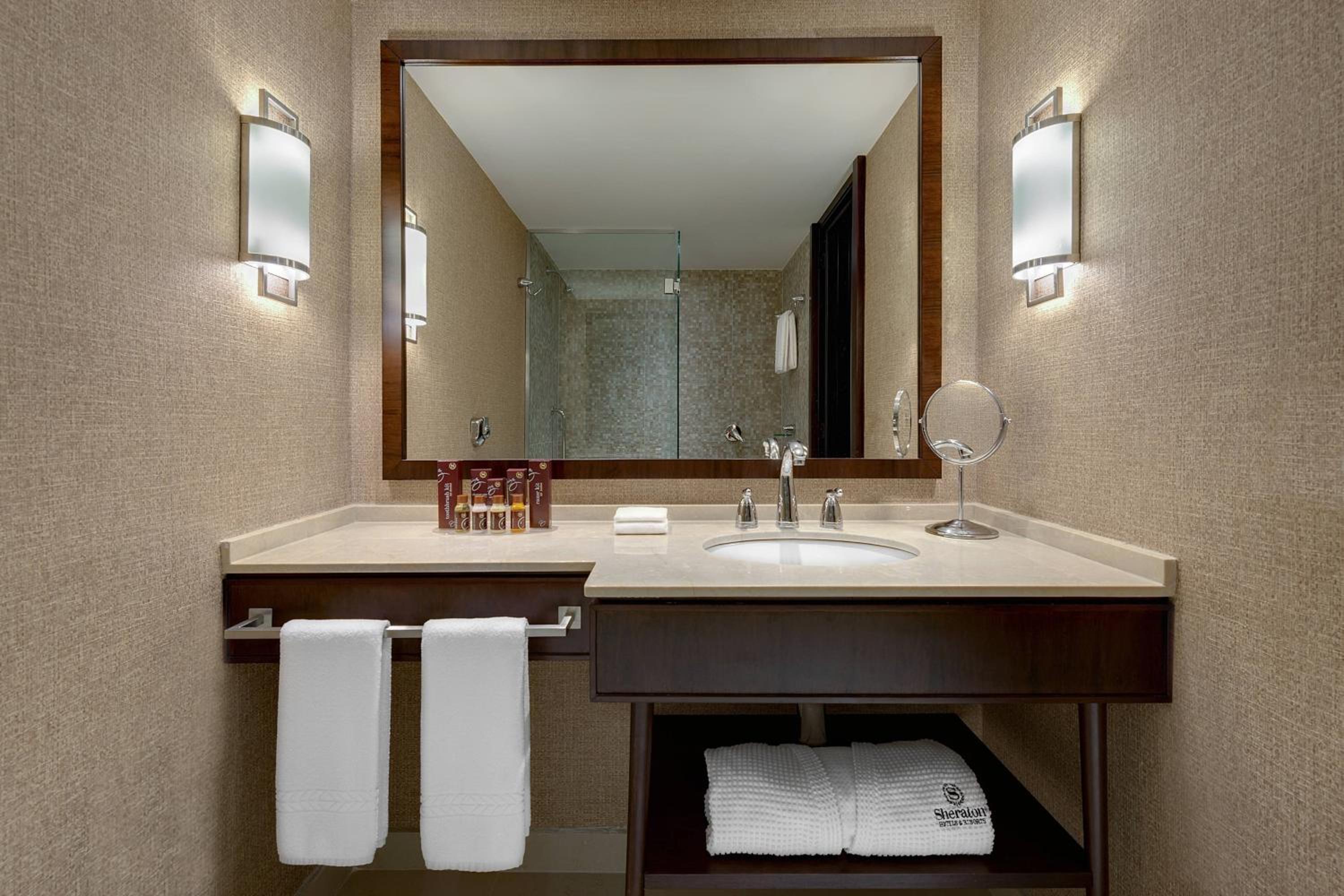 Club Twin Room, Club level, Guest room, 2 Double, High floor thumbnail 5