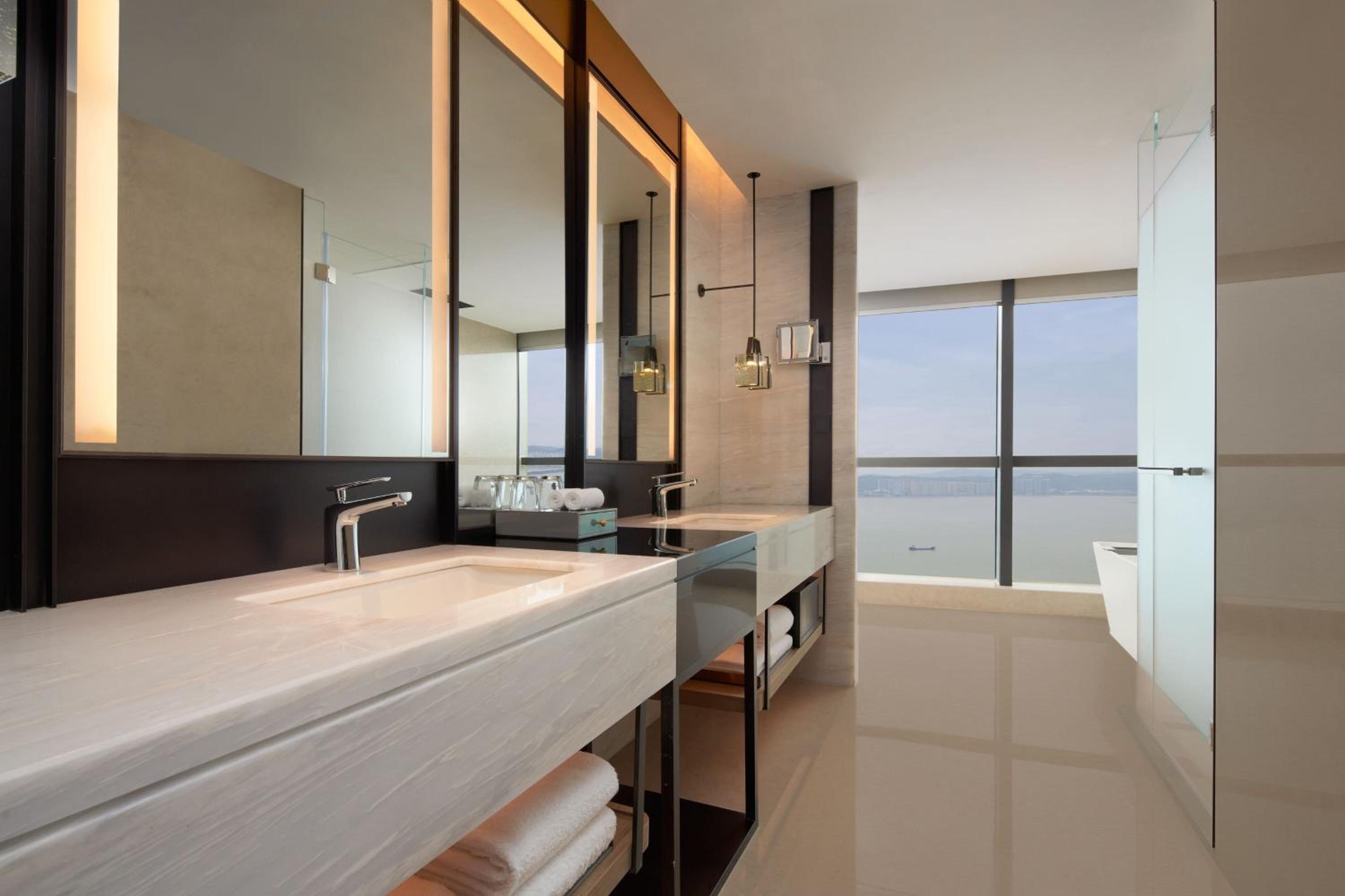 Executive King Suite with Harbor View photo 2