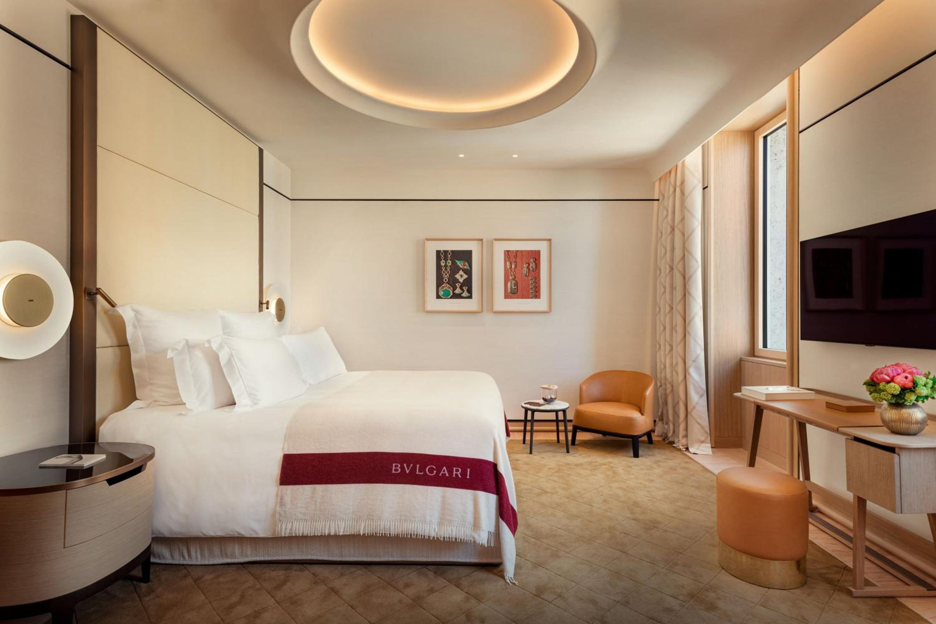 Superior King Room with City View
