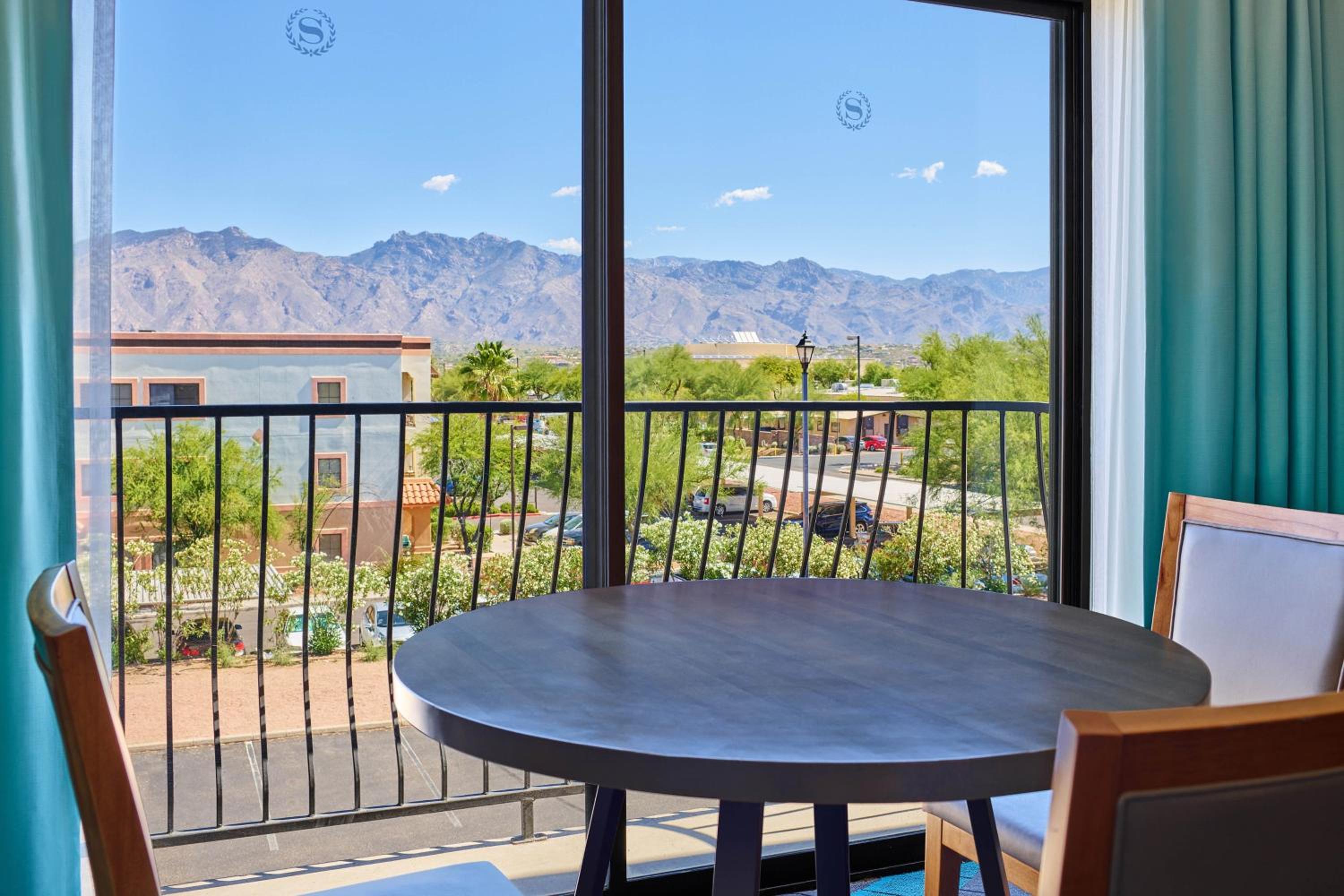 Club level, Executive Suite, 1 King, Sofa bed, Mountain view - Photo 4