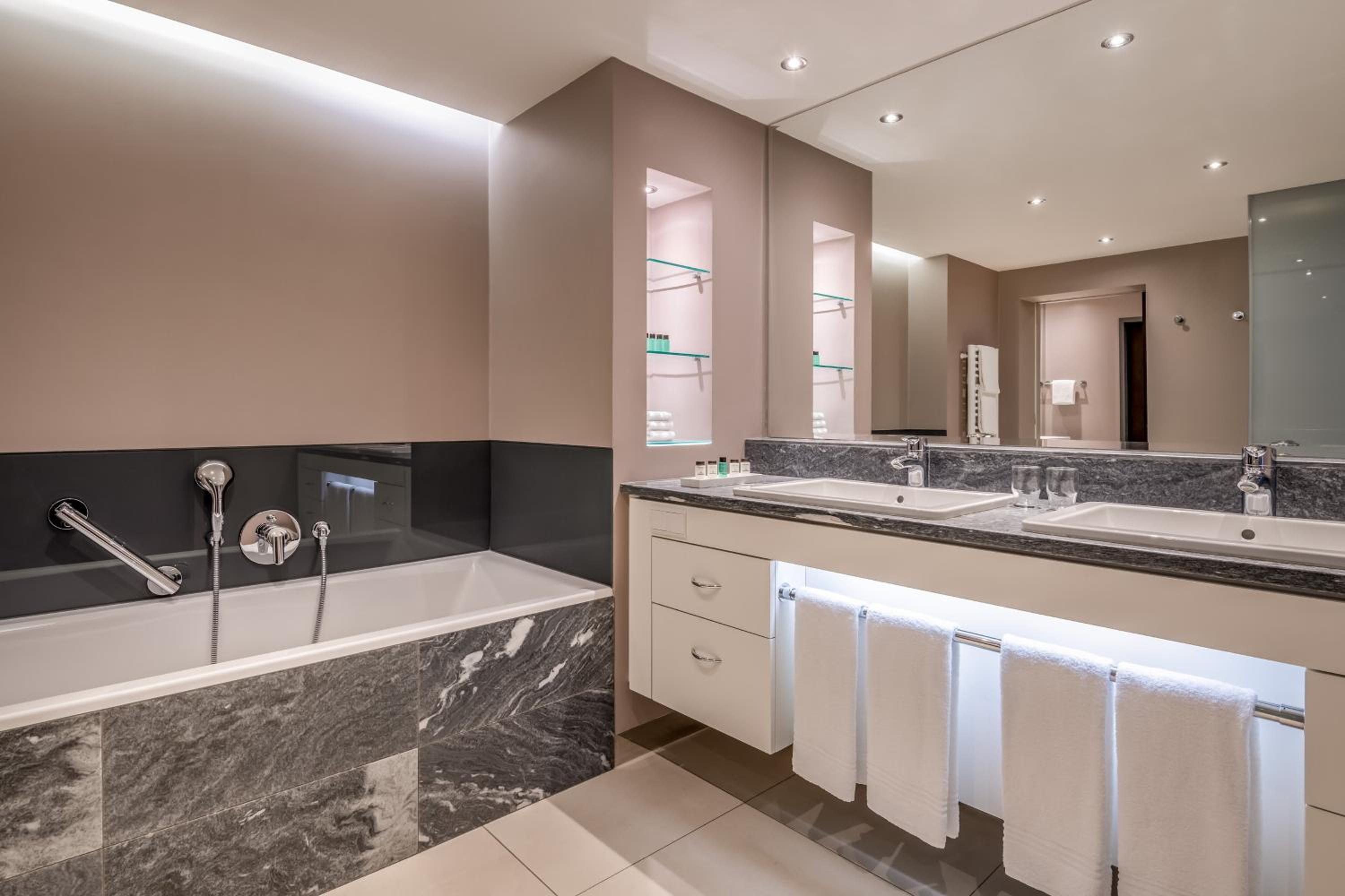 Junior Suite with ETAGE7 Access - Photo 4