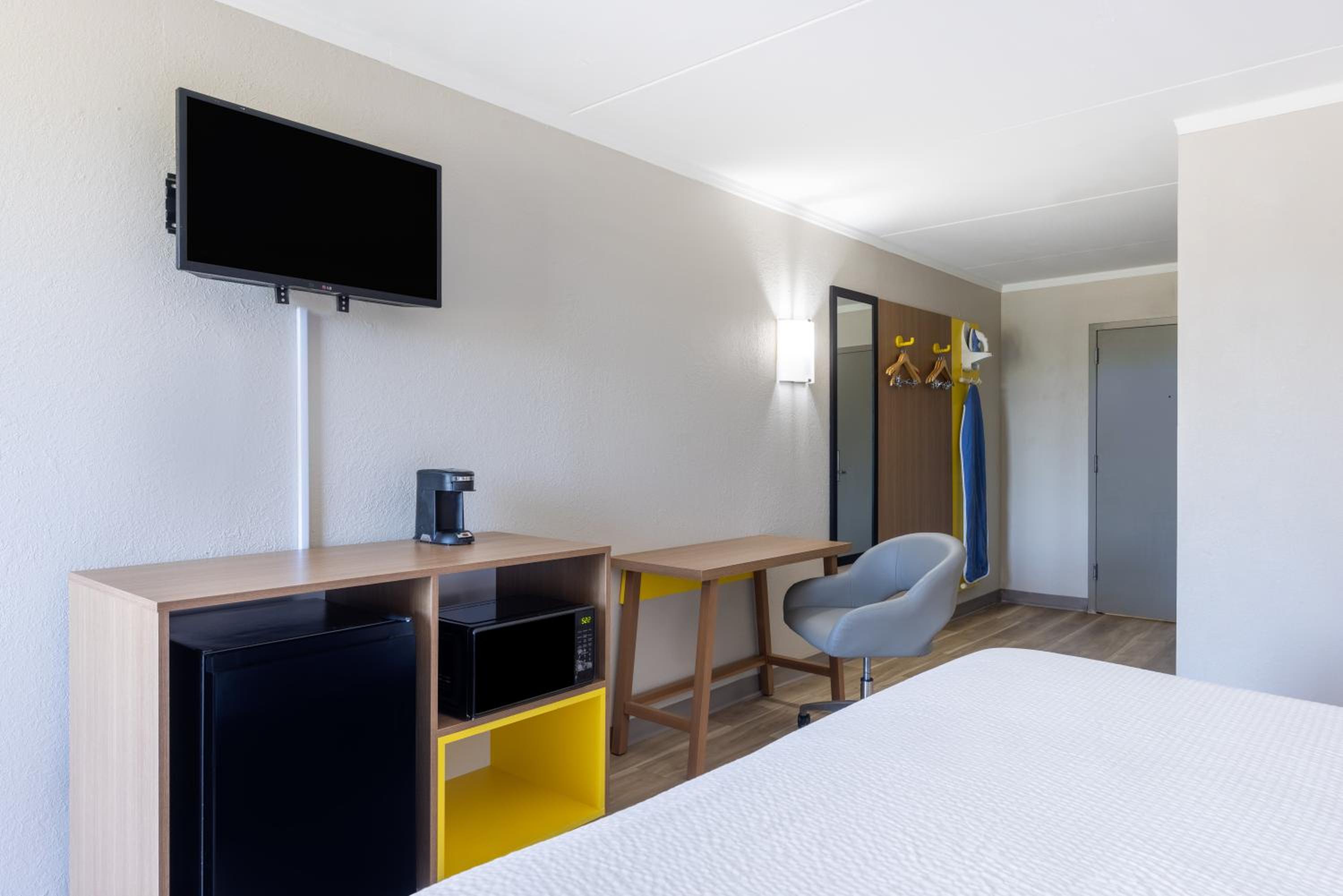 King Room - Non-Smoking - Photo 4