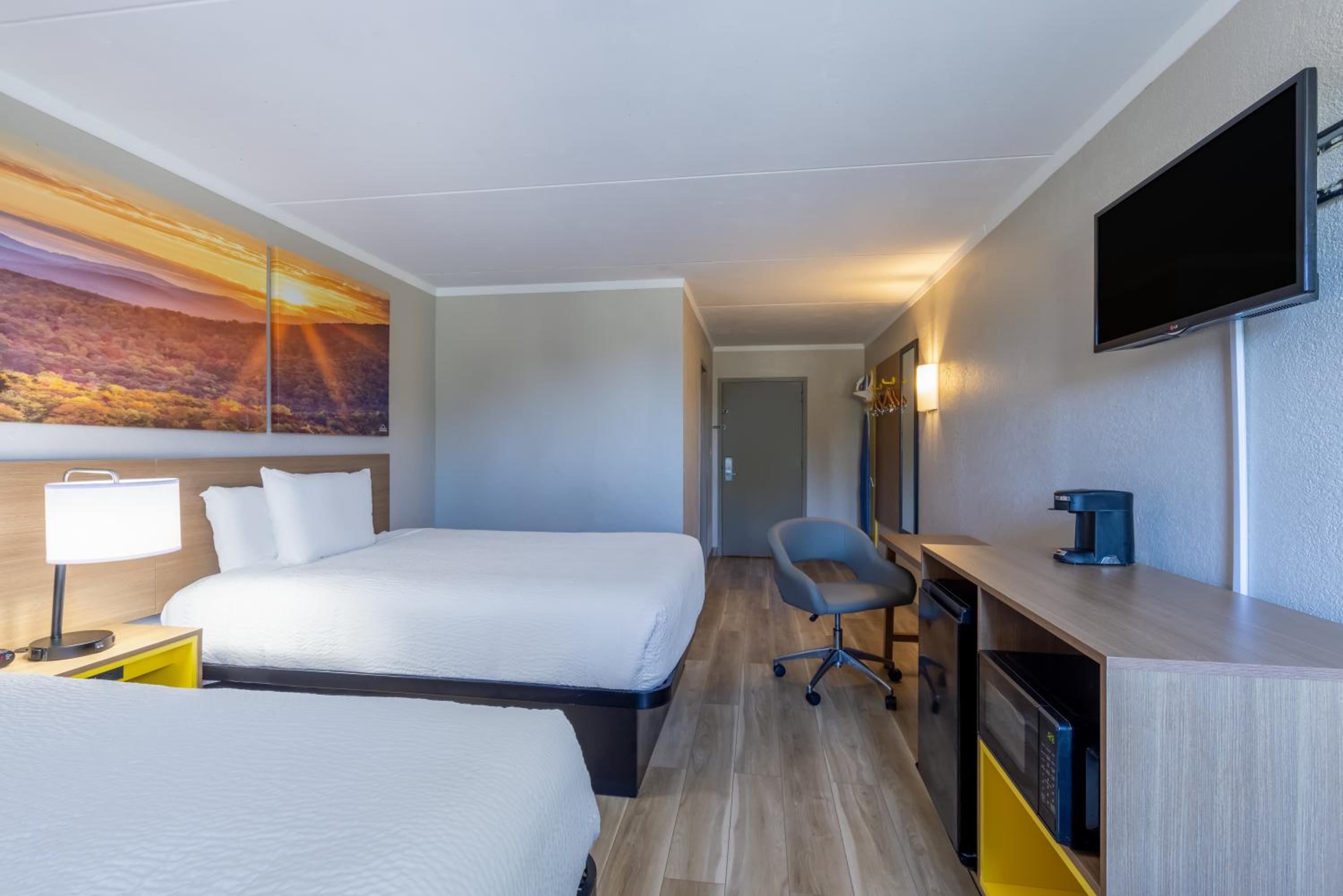 Queen Room with Two Queen Beds - Non-Smoking - Photo 2