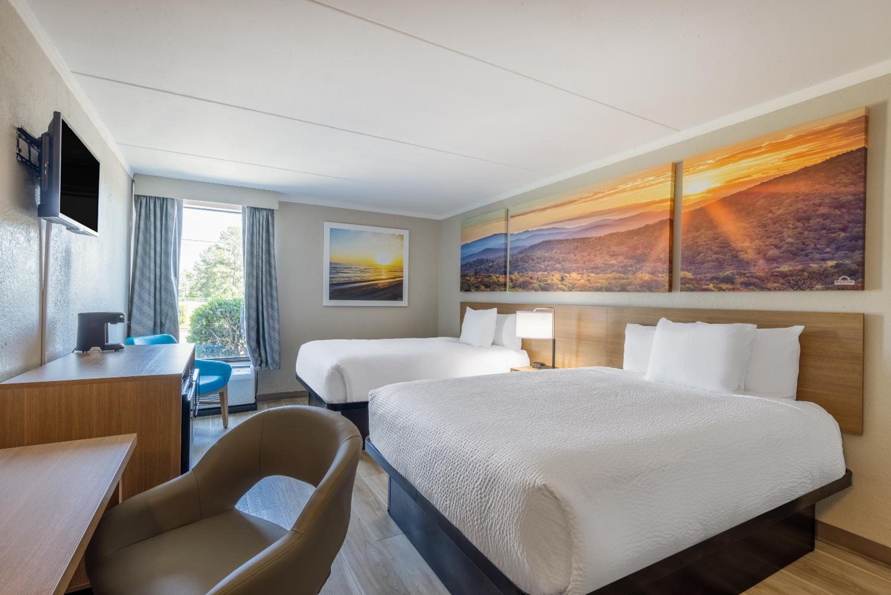 Queen Room with Two Queen Beds - Non-Smoking - Photo 3