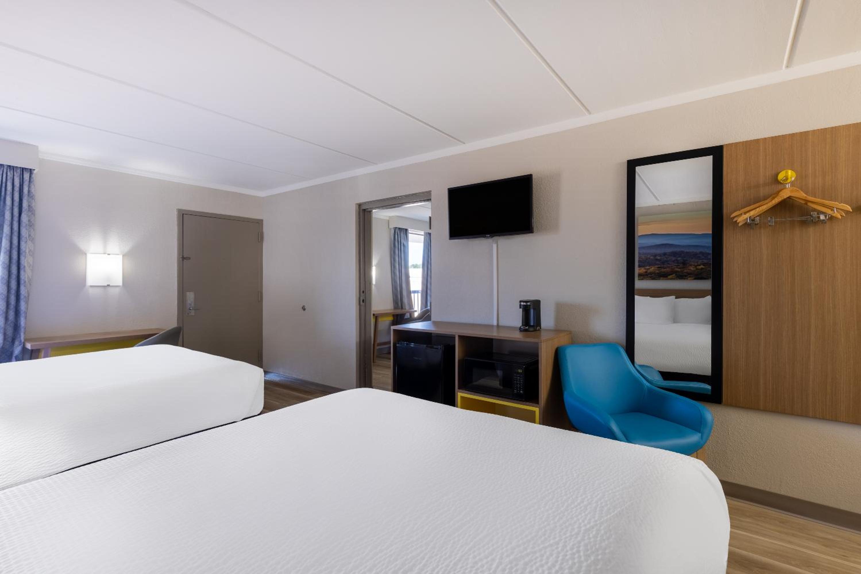 2 Queen Beds and 1 King Bed, One-Bedroom Suite Smoking photo 3