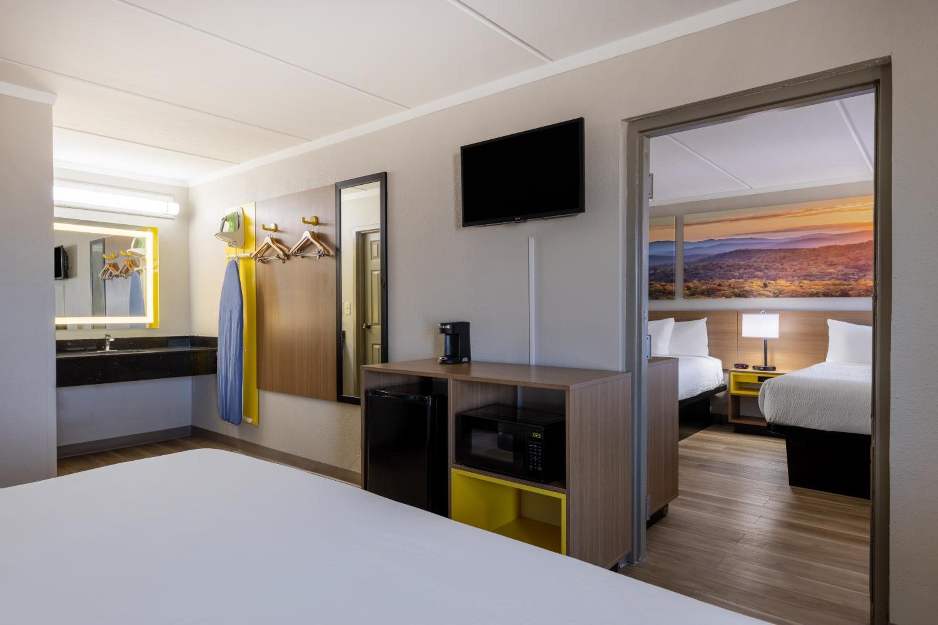 2 Queen Beds and 1 King Bed, One-Bedroom Suite Smoking photo 2