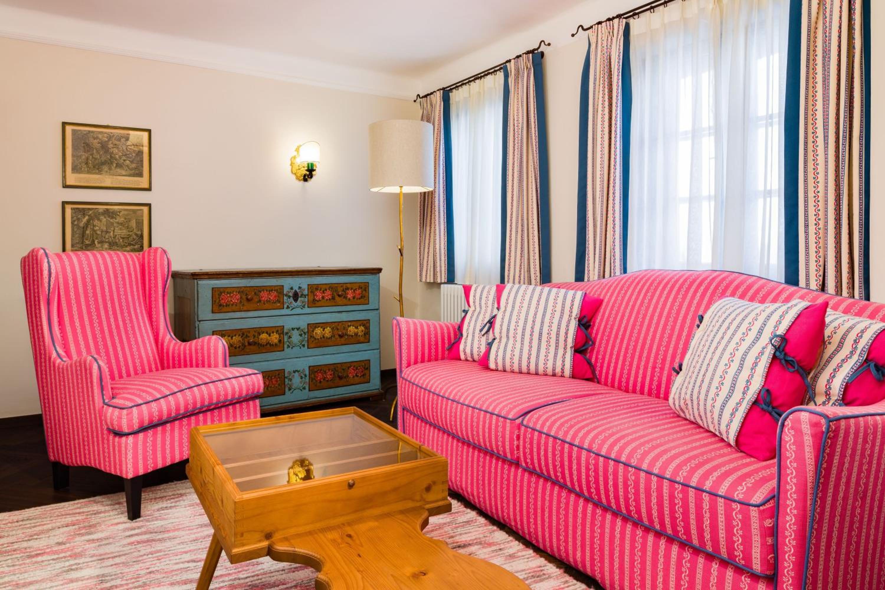 Junior Suite, 1 King - Photo 4