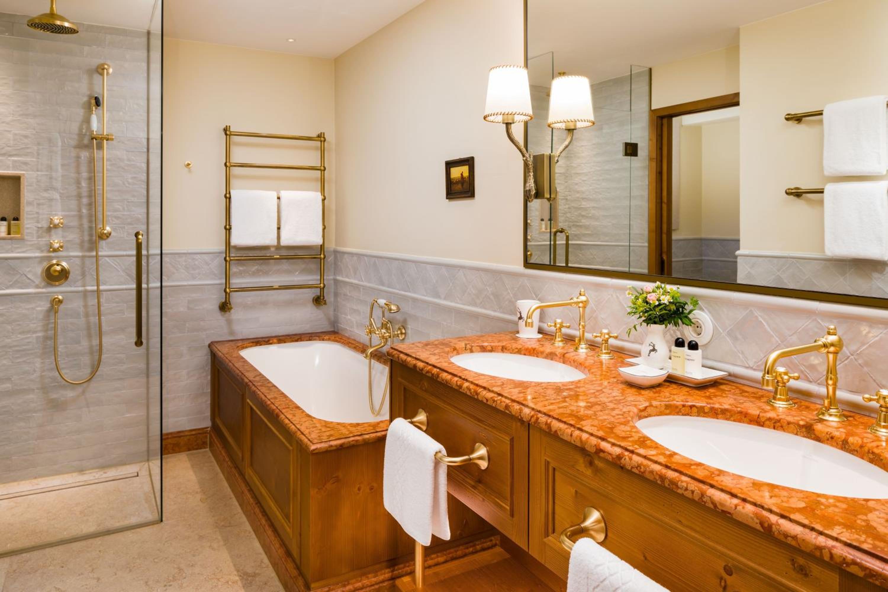 Junior Suite, 1 King - Photo 5