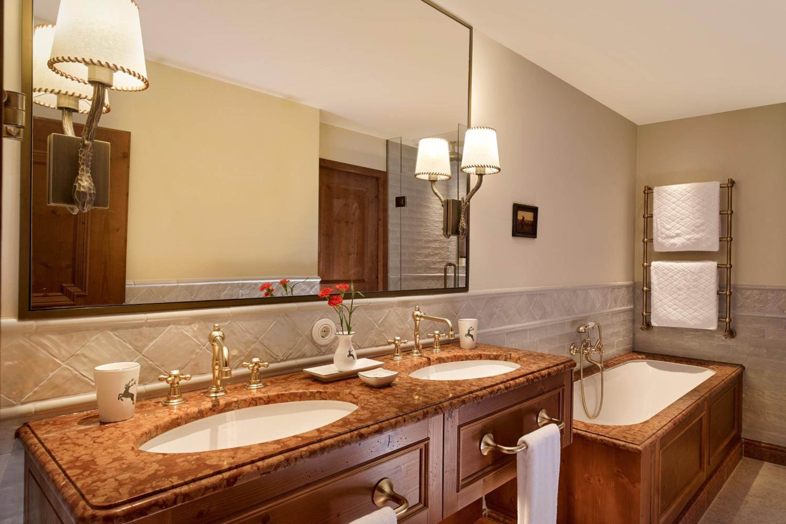 Deluxe Room, King - Photo 3